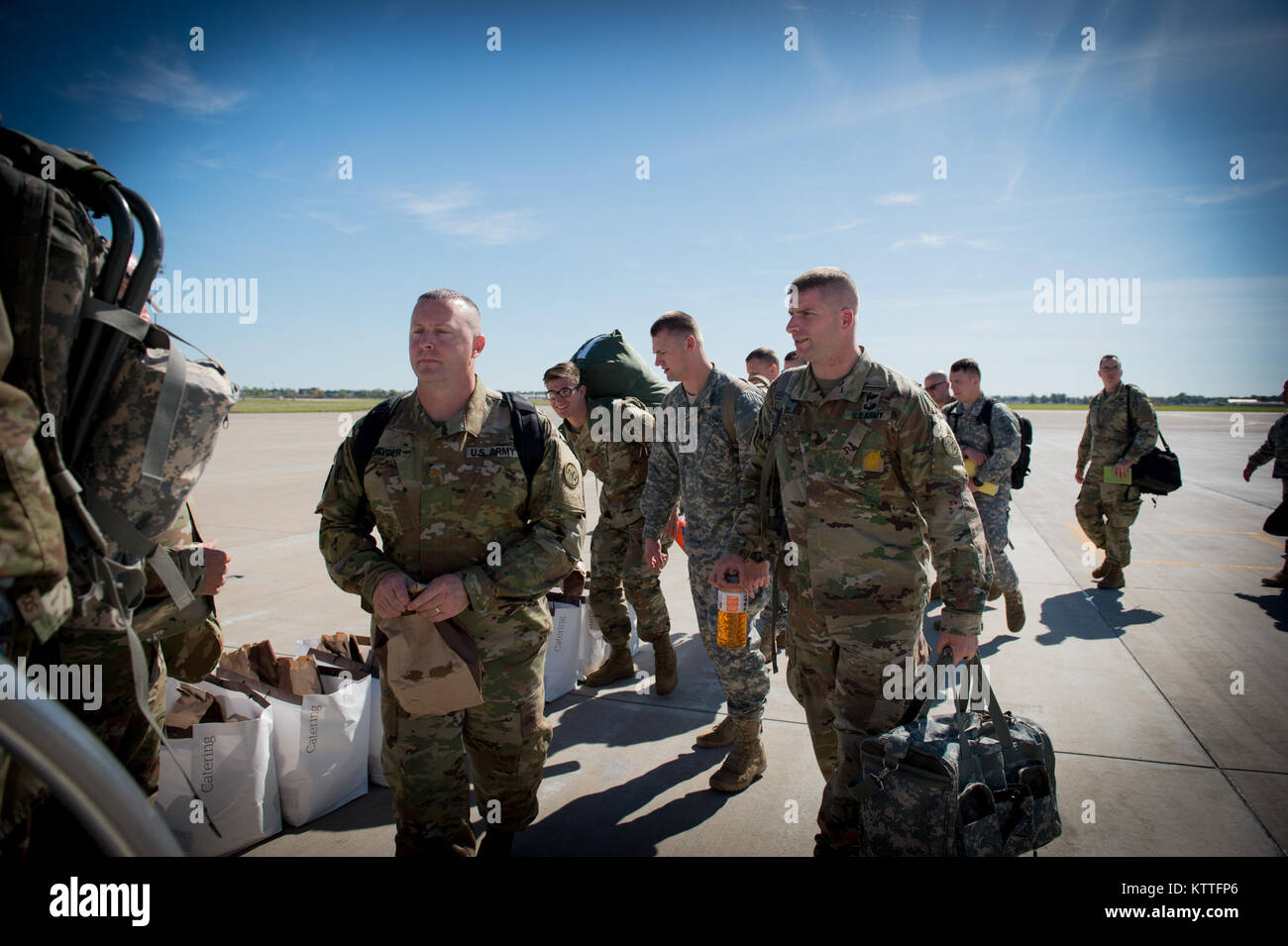 Niagara Falls riserva d'aria Stazione, Niagara Falls, NY- soldati dal 27 della brigata di fanteria combattere Team Load di un aeromobile a distribuire oggi. I soldati si recherà a Ft. Bliss, TX e poi continuare dopo dieci giorni in Ucraina. Essi serviranno come il comune di formazione multinazionali Group-Ukraine. Foto Stock
