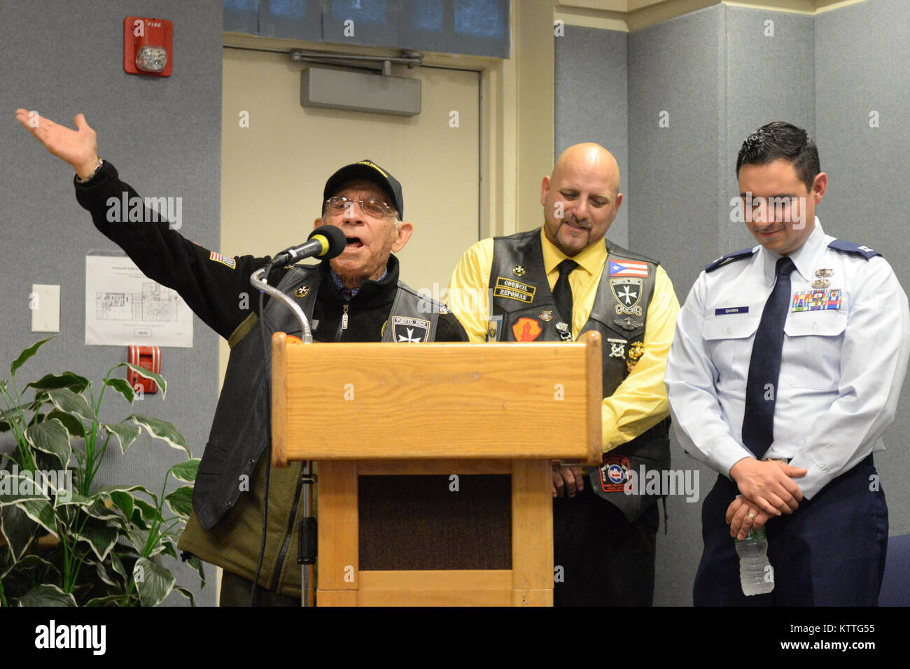 Vicente Arroyo, un pensionato U.S. Esercito sessantacinquesimo Regiment della fanteria stati, canta a podio durante una eredità ispanica mese celebrazione a New York Air National Guard la 106ª Rescue ala in Westhampton Beach, New York 15 ottobre 2017. Gli Stati Uniti Territorio di Puerto Rico compone il sessantacinquesimo Regiment, meglio conosciuto come il Borinqueneers, e sono stati ospiti d'onore alla celebrazione per i loro contributi durante le due guerre mondiali e la guerra di Corea. (U.S. Air National Guard foto di Airman 1. Classe Daniel H. Farrell) Foto Stock
