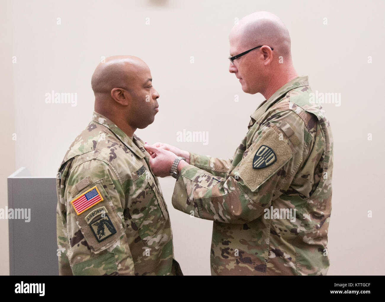 Col. Stephen M. Bousquet, comandante della 369 Supporto brigata, presenta il servizio Meritorius medaglia per il Mag. Everett Roberts durante una cerimonia a Camp Smith, NY, 22 ottobre 2017. Il Mag. Roberts ha ricevuto il premio per il suo tempo come il delegato del segnale 101st battaglione. Foto Stock