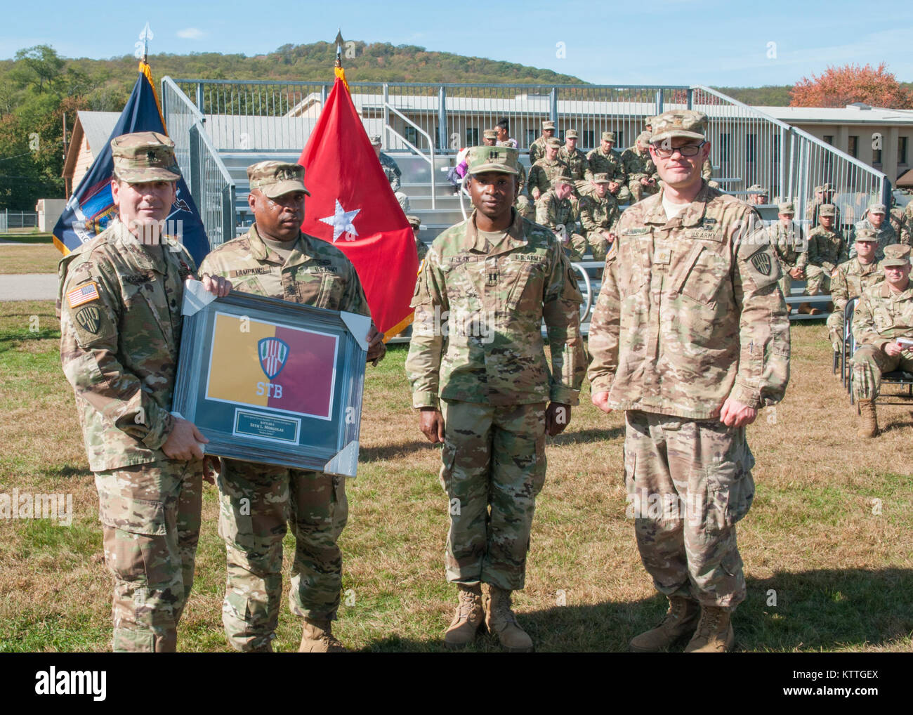 Lt. Col. Seth L. Morgulas, comandante uscente della 369 truppe speciali battaglione, riceve un dono di separazione dai soldati di 369 truppe speciali battaglione (STB) Modifica del comando cerimonia al Camp Smith, NY, 22 ottobre 2017. Il STB 369 ha restituito questa estate da una fortunata 9 mese la distribuzione per il Medio Oriente. (US Army foto di Sgt. Jeremy Bratt) Foto Stock