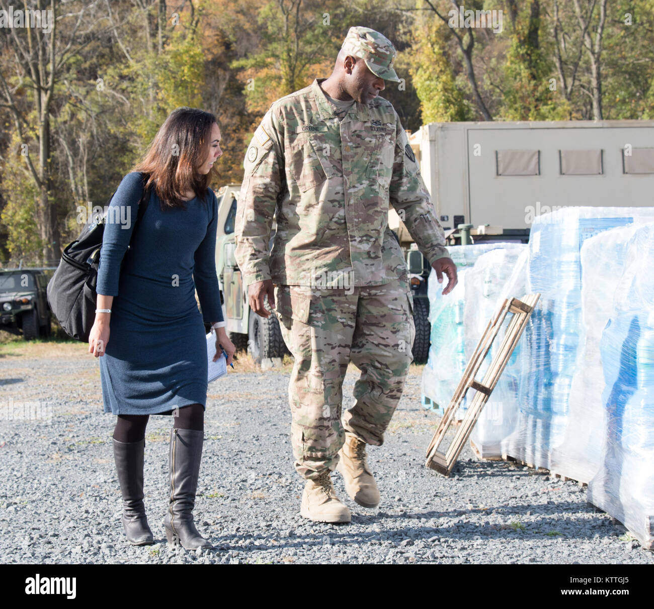 Stati Uniti Esercito il Mag. James Greene, l'Ufficiale in carica per Task Force donazione punto di raccolta a Camp Smith Sito di formazione, New York Army National Guard, parla con Lisa Reyes, un reporter con News 12 in Westchester, a Camp Smith Sito di formazione, N.Y., 3 novembre 2017. (Foto di U.S. Esercito nazionale del personale di guardia Sgt. Michael Davis) Foto Stock