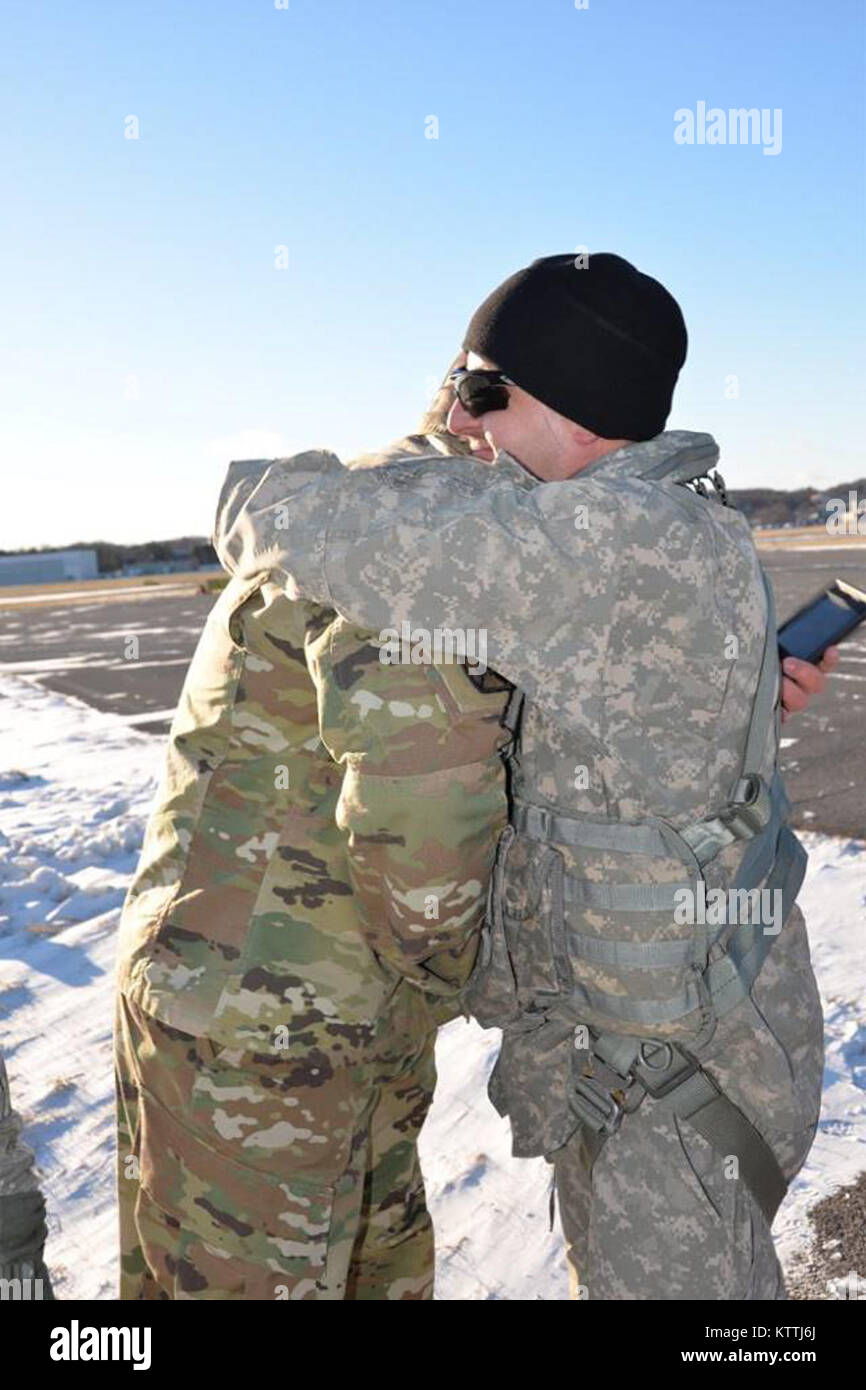 New York Esercito Nazionale soldato di guardia, Lt. Col. Paolo Reo(a destra), saluta ben wishers all'esercito Aviation Support Facility #3, Latham, N.Y., Dicembre 14, 2017. Reo completato il suo ultimo volo con il New York Esercito Nazionale Guardia, un importante cerimonia per la Air Force e piloti dell'esercito, segnando il loro ultimo volo con i militari. (New York Army National Guard foto di Capt. Jean Marie Kratzer) Foto Stock