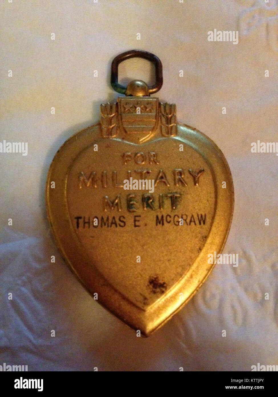 Provvisto di foto-back del cuore viola di privato di prima classe Thomas E. McGraw che è stato assegnato postumo nel 1966. McGraw è stato ucciso in azione dopo una unità imboscata il 1 febbraio 1966. Foto Stock