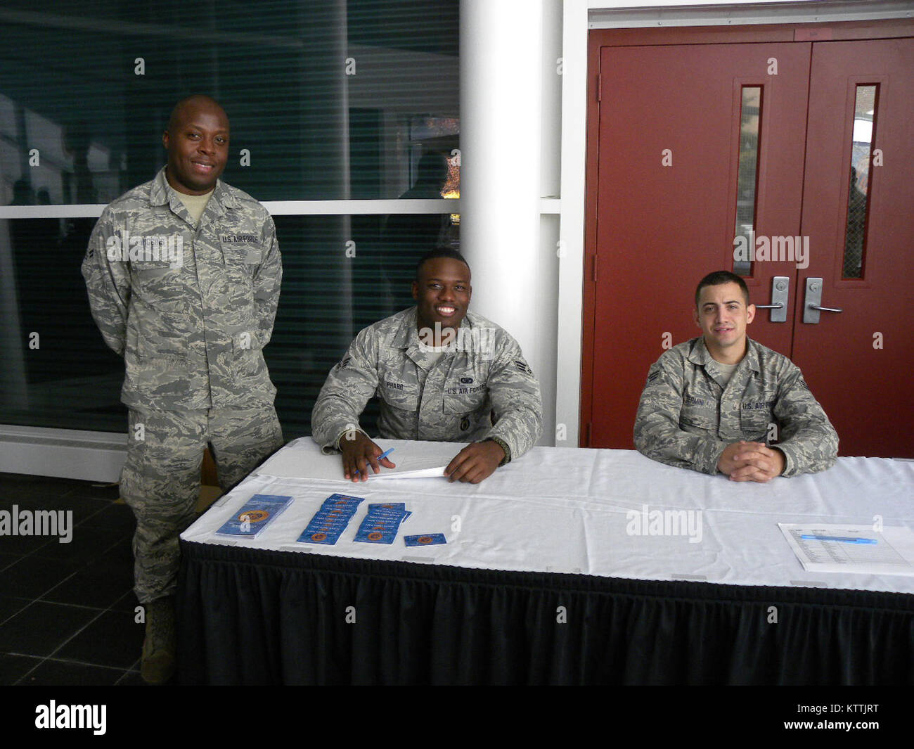 STONY Brook, New York- i membri della 106ª Rescue Wing assiste con la registrazione e distribuzione di disaster prepardness materiale . Il xx settembre per una giornata che si è tenuta a Stony Brook University. La Lecture incluse informazioni su come la popolazione civile è in grado di preparare loro stessi e le loro famiglie per calamità naturali e di contribuire a mitigare la vita minacciando le emergenze in attesa per le autorità ad arrivare. Le lezioni si è conclusa con un certificato e prenota borse di primo aiuto materiale che viene dato a ciascuno degli Stati che hanno partecipato. Questo è stato a New York Stato vasta iniziativa dall'ufficio del governatore per t Foto Stock