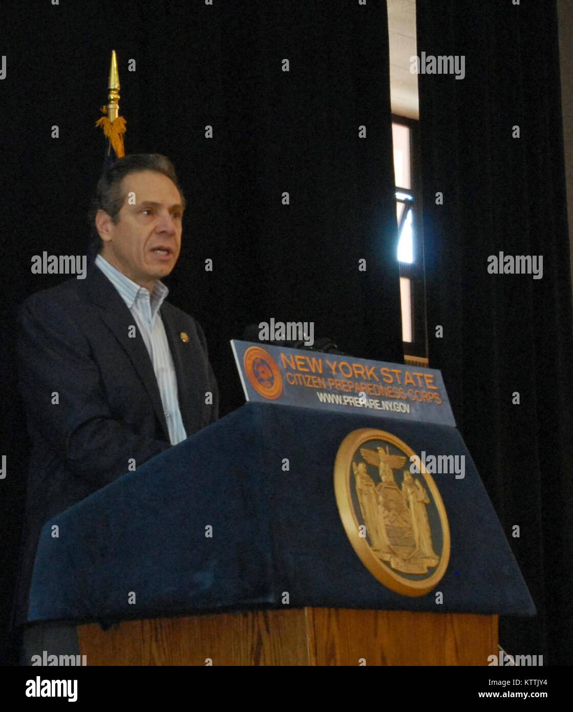 BETHPAGE, NY -- il governatore di New York Andrew Cuomo parla nel corso di una sessione del suo cittadino Preparazione Corps Programma di formazione a Bethpage High School qui il 22 febbraio. New York La Guardia Nazionale truppe diede la catastrofe e la formazione di emergenza per circa 575 persone che hanno partecipato all'evento. Il programma è concepito per fornire ai cittadini le conoscenze e gli strumenti per preparare per le emergenze e calamità, rispondere di conseguenza, e recuperare il più rapidamente possibile al pre-condizioni di emergenza. New York La Guardia Nazionale truppe, lavorando con gli esperti della divisione di Homeland Security e i servizi di emergenza, Ufficio di evitare incendi Foto Stock