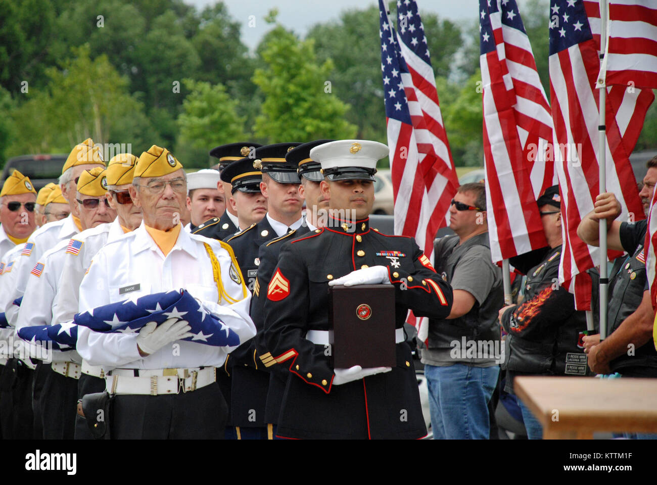 Caporale Nicholas Hawkyard, USMC conduce il servizio comune processione portando la cremato resti di tre soldati, tre Marines, tre aviatori e tre marinai per iniziare gli onori militari programma come parte dei veterani del primo programma di recupero della cerimonia di Gerald B. H. Solomon Saratoga Cimitero nazionale il 10 giugno. Foto Stock