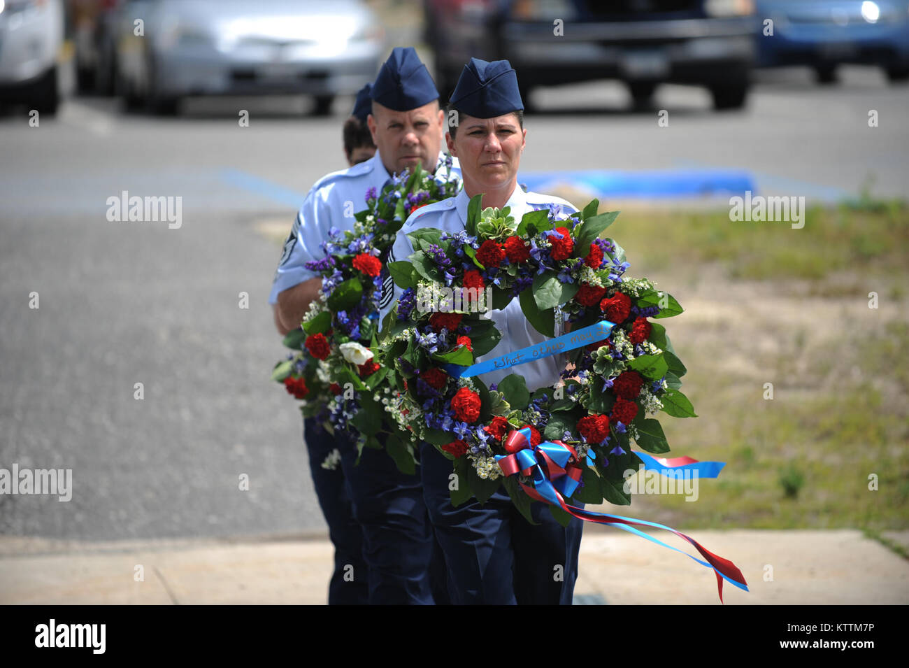 Membri della 106ª Ala di salvataggio lay ghirlande in rememberence di sette aviatori dall'ala che hanno perso la vita in un incidente il 13 giugno 1979. Il capitano John Speir, il capitano John Kleven, Sergente Al Snyder, Tech Sergente Ralph Tommasone, Tech Sergente Ronald Allen , Staff Sergeant Hursh Scott e il personale il sergente David Lambert è morto quando il loro elicottero schiantato in caso di condizioni meteo avverse. (Senior Airman Christopher Muncy / rilasciato) Foto Stock