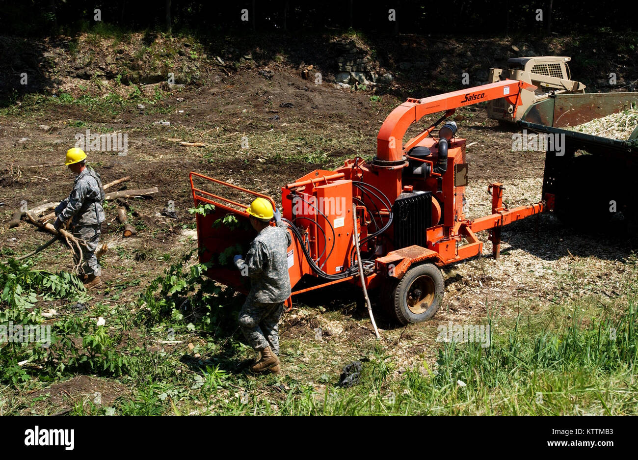 COHOES - Ingegnere soldati di distacco 1, primo plotone, ingegnere 1156th Company (verticale) in base a Kingston e alcuni membri del 152Eng. Co. chiaro pennello e detriti dal intorno a serratura 15 sulla periferia di Cohoes il 15 giugno. La città di Cohoes ha richiesto l'assistenza del N.Y. La Guardia Nazionale per facilitare il ripristino e ristrutturazione di questa area storica al fine di trasformarlo in una bicicletta e sentieri per i residenti della città. La zona era una volta un prolungamento del Canale Erie. Foto Stock