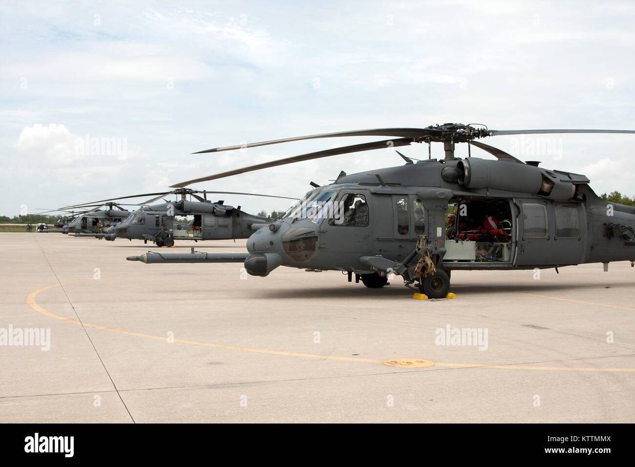 Quattro Air Force HH-60 di ricerca e salvataggio di elicotteri soprannominato "Jolly Giganti verdi", standby in caso di emergenza. Il "Jollies" sono stati al di là di ogni missione post space shuttle Challenger. STS-135 segna il 109° Space Shuttle di salvataggio missione di sostegno per la 106ª Rescue ala, e la finale il lancio di una navetta spaziale. Foto Stock