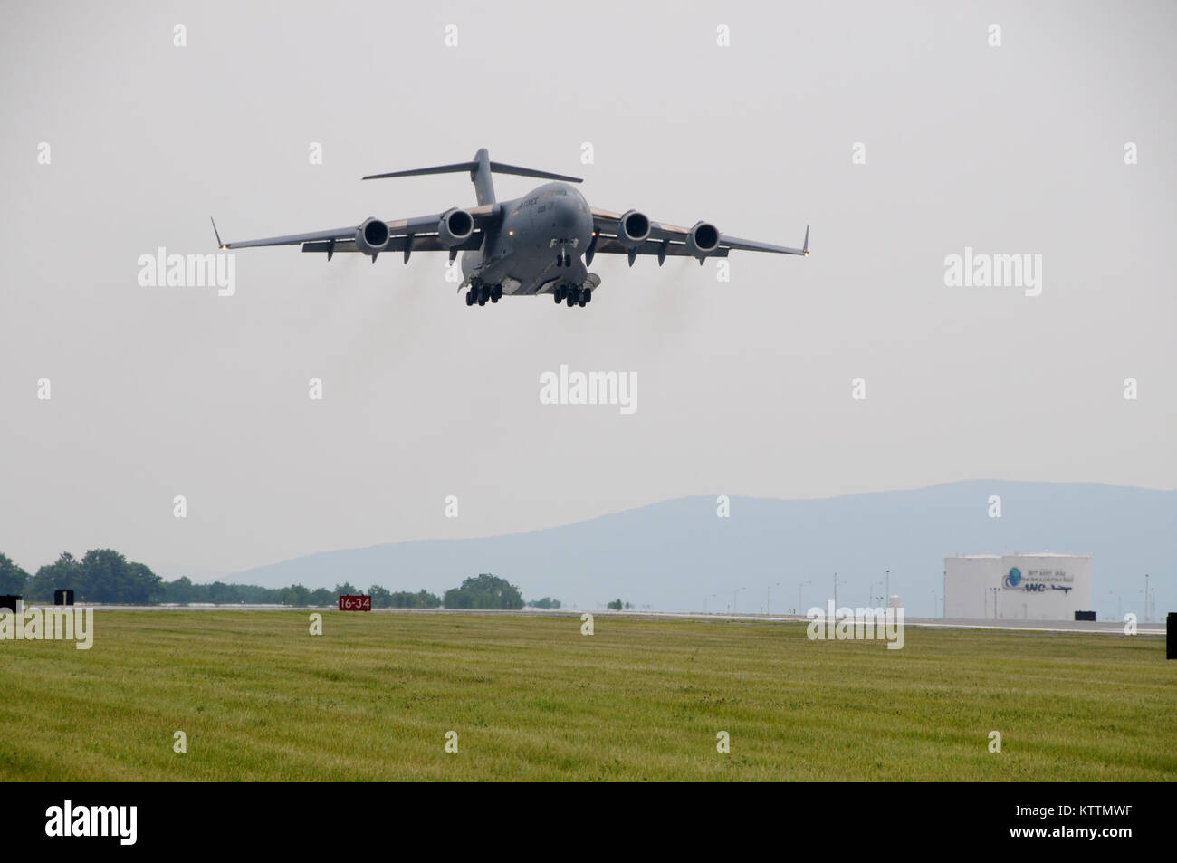 STEWART ANGB, Newburgh, N.Y. - Il primo C-17 Globemaster III assegnato per il 105° Airlift Wing arriva a Stewart International Airport sulla luglio 18, 2011. (U.S. Air Force Foto di Tech. Sgt. Michael R. OHalloran)(rilasciato) Foto Stock