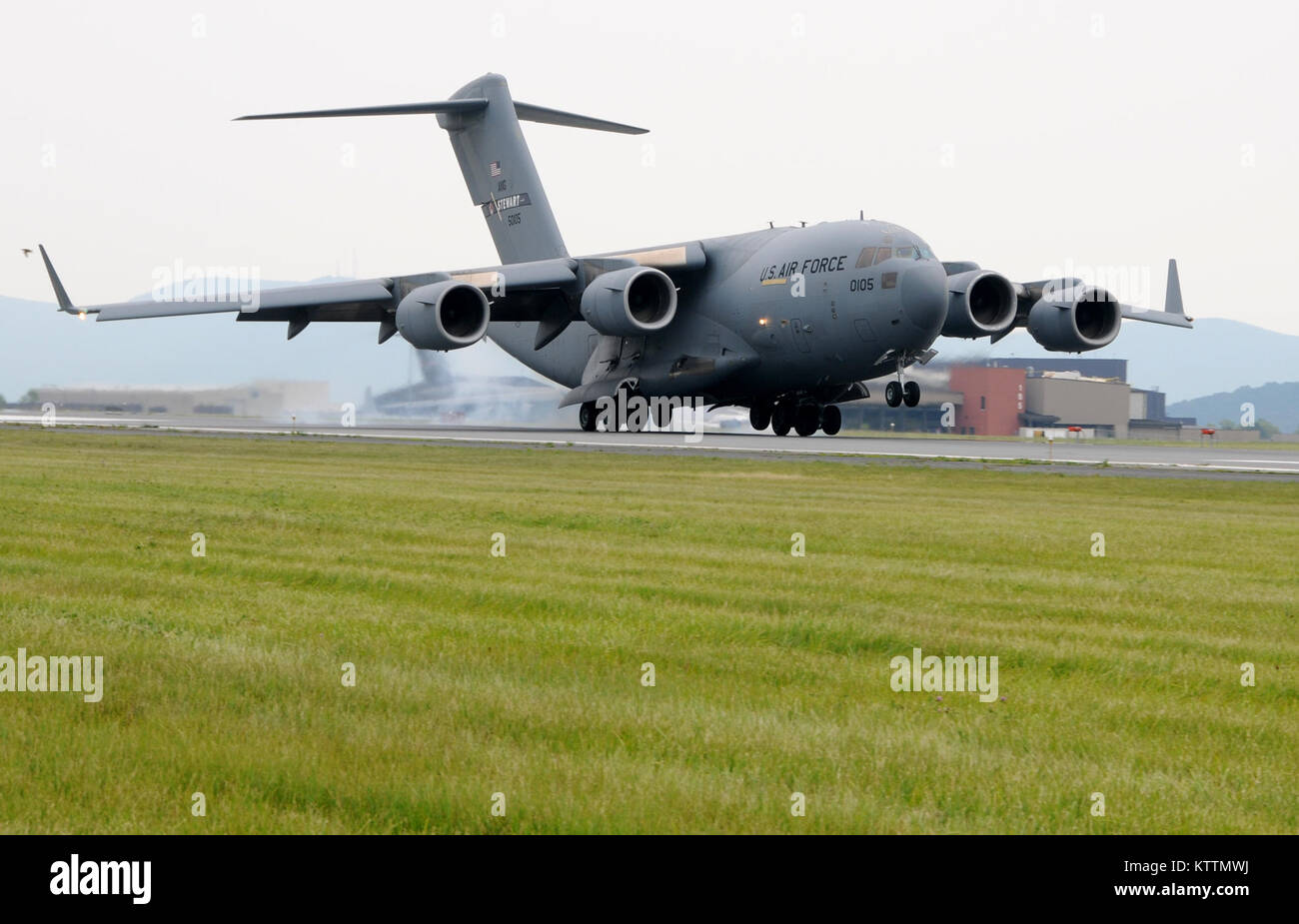 STERWART ANGB, N.Y. - Il primo C-17 Globemaster III, coda 5105, assegnato per il 105° Airlift Wing atterra su Stewart International Airport la pista sulla luglio 18, 2011. (U.S. Air Force Foto di Tech. Sgt. Michael OHalloran) (rilasciato) Foto Stock