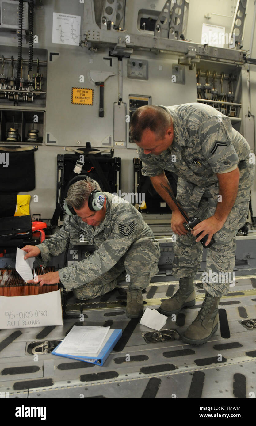 STEWART ANGB, Newburgh, N.Y. --Senior Master Sgt. John Sheehy e Tech. Sgt. Douglas Havell inventario di revisione del ricevimento della prima C-17 Globemaster III assegnato per il 105° Airlift Wing arriva a Stewart International Airport sulla luglio 18, 2011. (U.S. Air Force Foto di Tech. Sgt. Michael R. OHalloran)(rilasciato) Foto Stock