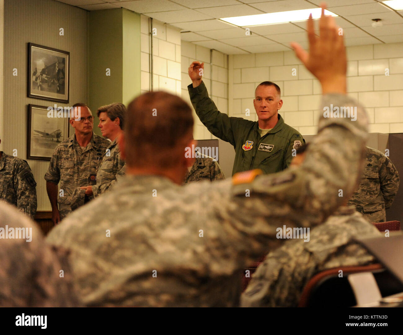 Membri del New York Air National Guard la 106ª Ala di salvataggio benvenuti i soldati della 42a Divisione di Fanteria quartier generale per un esercizio di distribuzione di questo fine settimana per preparare al meglio di New York La Guardia Nazionale delle forze per la risposta di uragano a New York. (U.S. Air Force photo by Staff Sgt. Eric Miller/rilasciato) Foto Stock