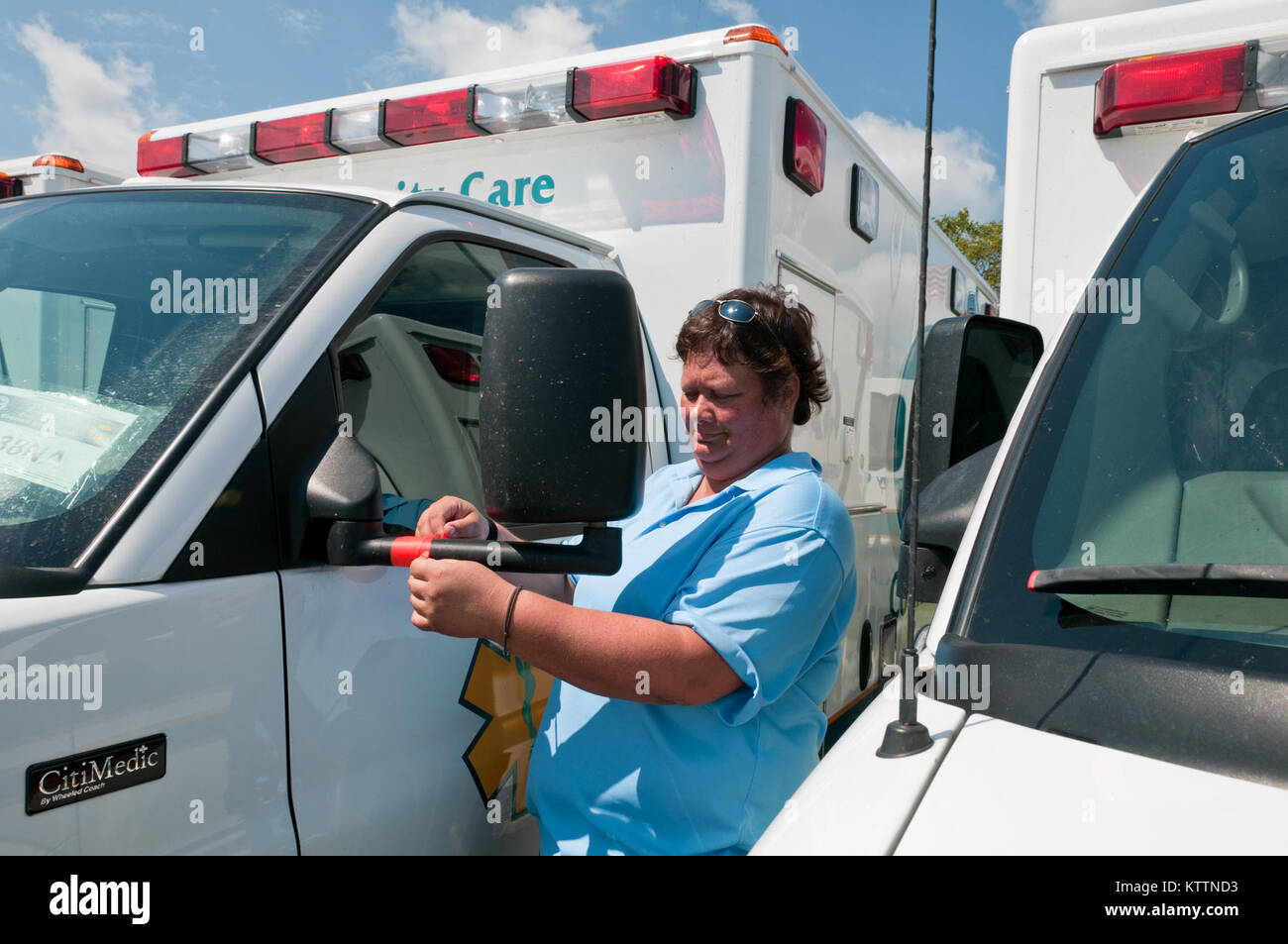 Stewart ANGB, Newburgh N.Y. - Maria Ramo un rappresentante dello Stato di N.Y. Dipartimento di Salute, segnando una risposta come veicolo equipaggiato, personale competente e pronto a sostenere l'uragano Irene operazioni di recupero il Agosto 26, 2011. (U.S. Air Force foto di Tech. Sgt. Michael OHalloran) (rilasciato) Foto Stock