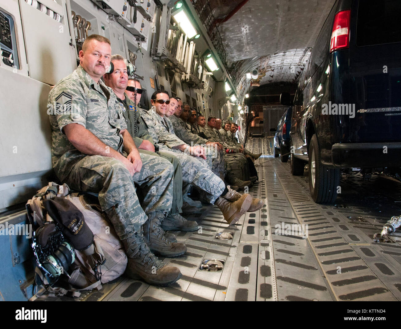 Stewart ANGB, Newburgh N.Y. - Senior Master Sgt. Jeff Sheehy, 105AW C-17 dedicato capo equipaggio con i compagni di aeromobile i manutentori a bordo di una Stewart C-17 Globemaster III in attesa di un volo a Wright Patterson AFB Ohio, per realizzare operazioni di recupero per 105AW aeromobile inviato lì prima dell uragano Irene colpisce la Hudson Valley il Agosto 26, 2011. (U.S. Air Force foto di Tech. Sgt. Michael OHalloran) (rilasciato) Foto Stock