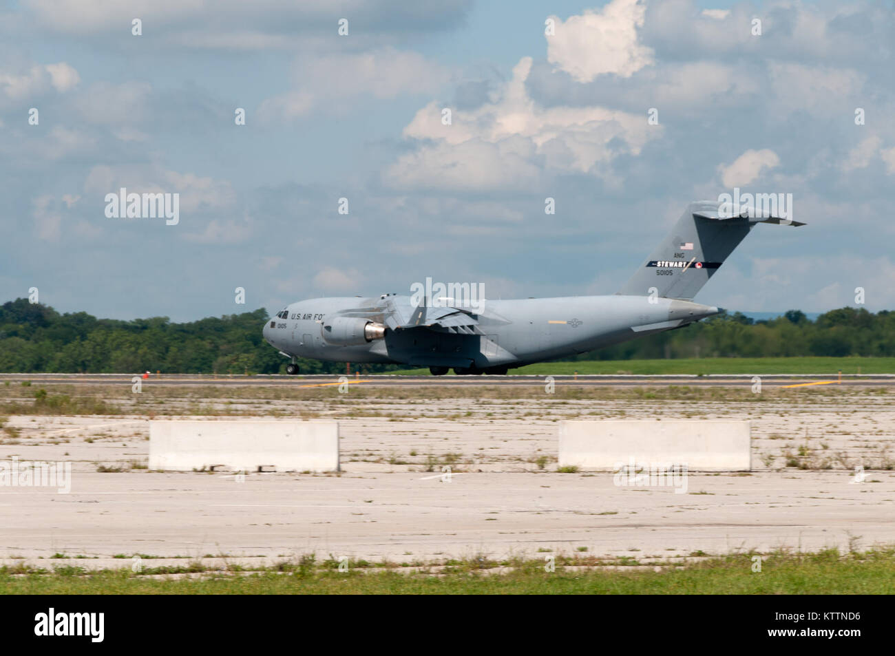 Stewart ANGB, Newburgh N.Y. -Un 105AW C-17 Globmaster III con un equipaggio di manutentori di aeromobili e veicoli di supporto al decollo rotolo per un volo a Wright Patterson AFB, Ohio, per realizzare operazioni di recupero per 105AW aeromobile inviato lì prima meteo generato dall uragano Irene colpisce la Hudson Valley il Agosto 26, 2011. (U.S. Air Force foto di Tech. Sgt. Michael OHalloran) (rilasciato) Foto Stock