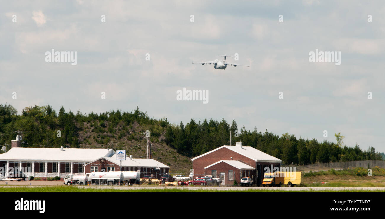 Stewart ANGB, Newburgh N.Y. - Un 105AW C-17 Globemaster III parte o Wright Patterson AFB Ohio, prima dell uragano Irene colpisce la Hudson Valley il Agosto 26, 2011. (U.S. Air Force foto di Tech. Sgt. Michael OHalloran) (rilasciato) Foto Stock