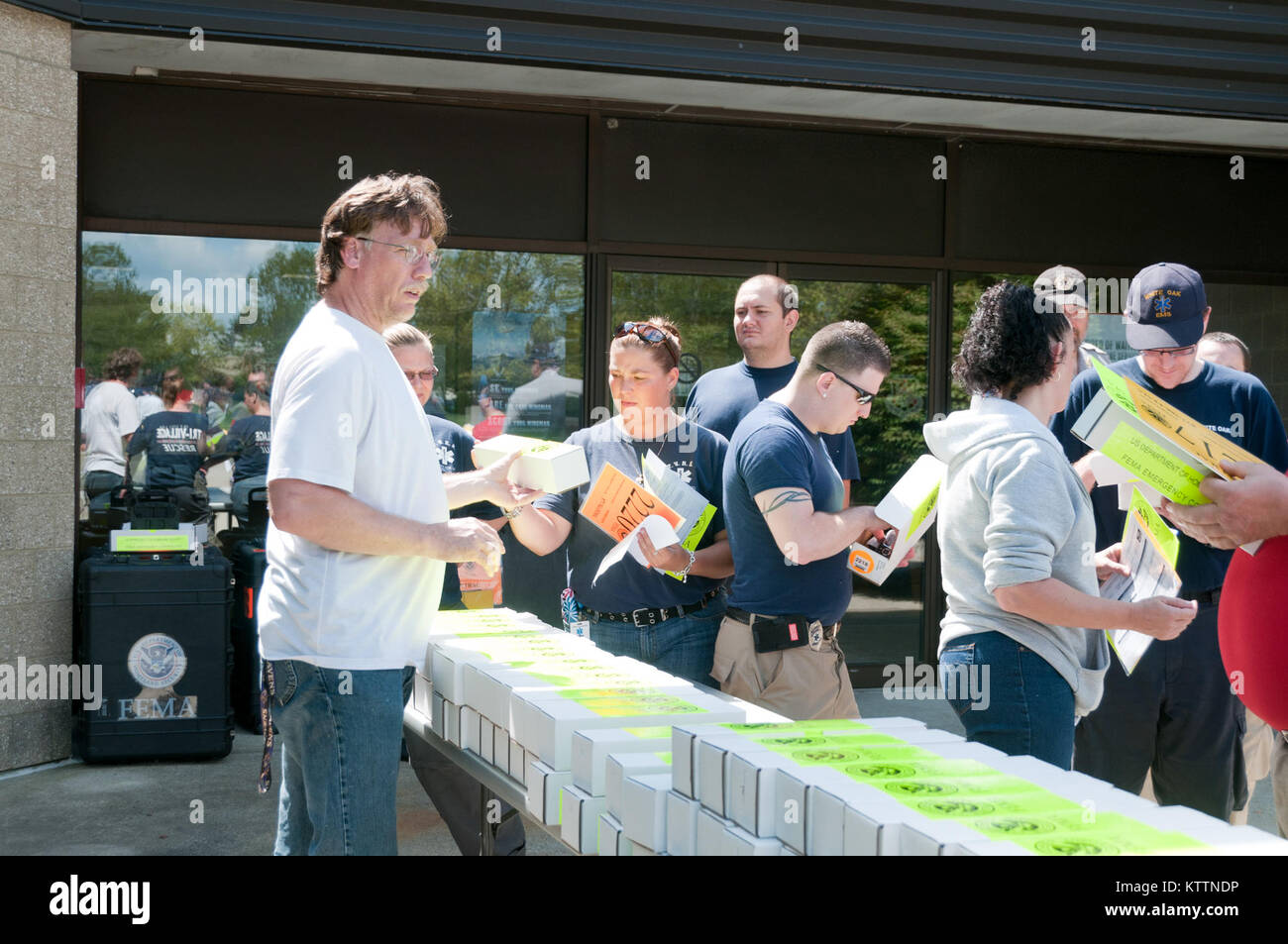 Stewart ANGB, Newburgh N.Y. - Bob Heuisler, un imprenditore FEMA problemi di formazione di evacuazione e dispositivi di comunicazione ai primi responder in scena presso il 105° Airlift Wing a sostegno dell'uragano Irene operazioni di recupero il Agosto 26, 2011. (U.S. Air Force foto di Tech. Sgt. Michael OHalloran) (rilasciato) Foto Stock