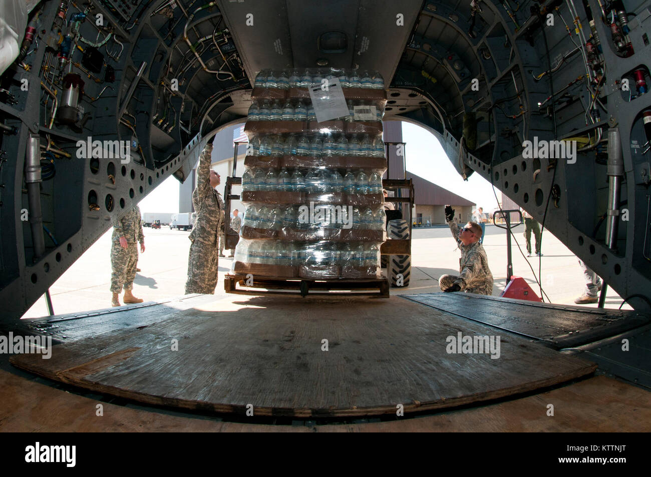 STEWART ANGB, Newburgh, N.Y. - Sgt. Lebron e Staff Sgt. Herley, B Co.3a BN126 Reggimento di aviazione, NYARNG, guida di carico di un pallet di acqua in un elicottero Chinook a sostegno dell'Uragano Irene operazioni di recupero, 31 Agosto, 2011 Foto Stock