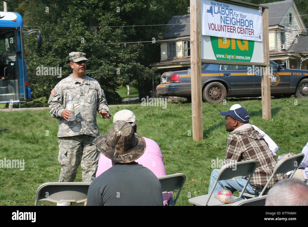 New York Army National Guard Sgt. 1. Classe Frank Rizzi mutandine volontari prima di missioni in Prattsville, N.Y. Sett. 4. Foto di Lt. Col. Richard Goldenberg, NY Esercito nazionale di protezione. Foto Stock