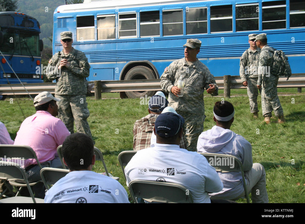 New York Army National Guard Sgt. 1. Classe Frank Rizzi mutandine volontari prima di missioni in Prattsville, N.Y. Sett. 4. Foto di Lt. Col. Richard Goldenberg, NY Esercito nazionale di protezione. Foto Stock
