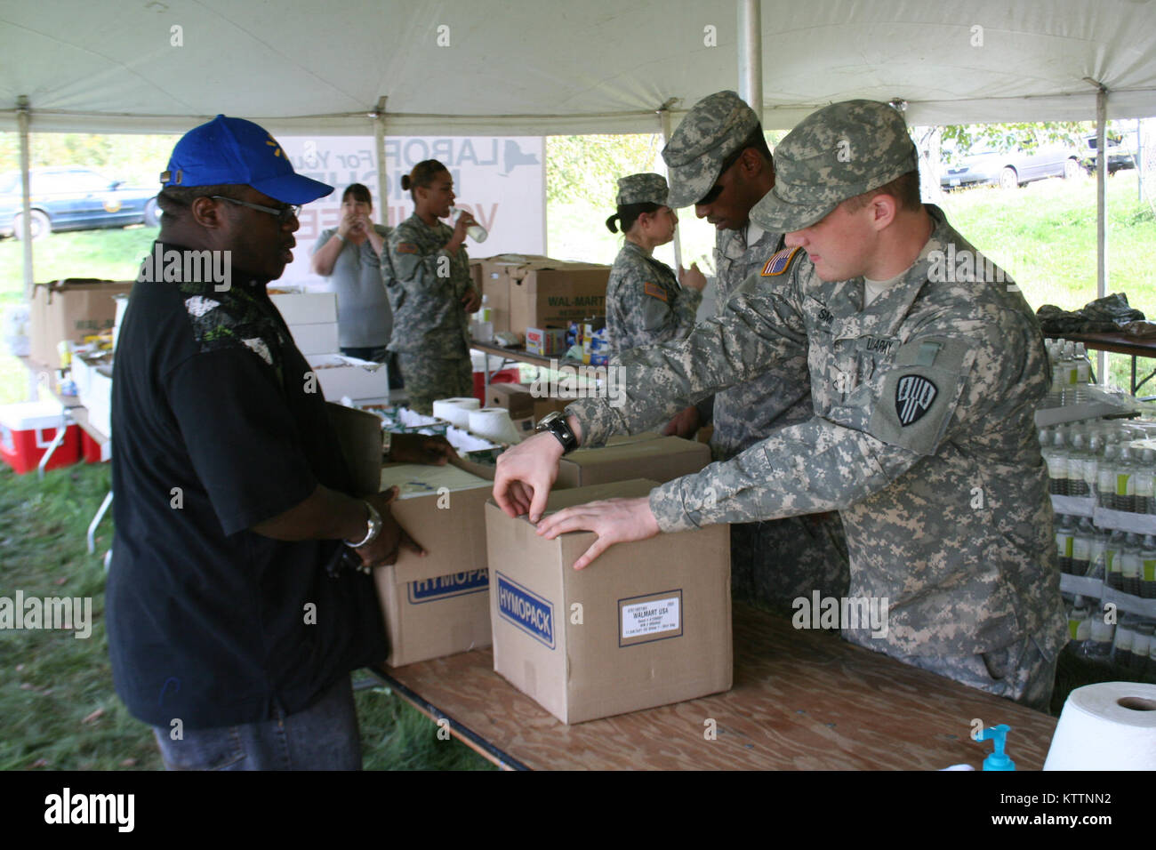 Paolo Constable, sinistra, Asst. Manager del Glenmont, N.Y. WalMart, mette fuori le forniture con i soldati del segnale 101st battaglione. Foto di Lt. Col. Richard Goldenberg, NY Guardia Nazionale. Foto Stock
