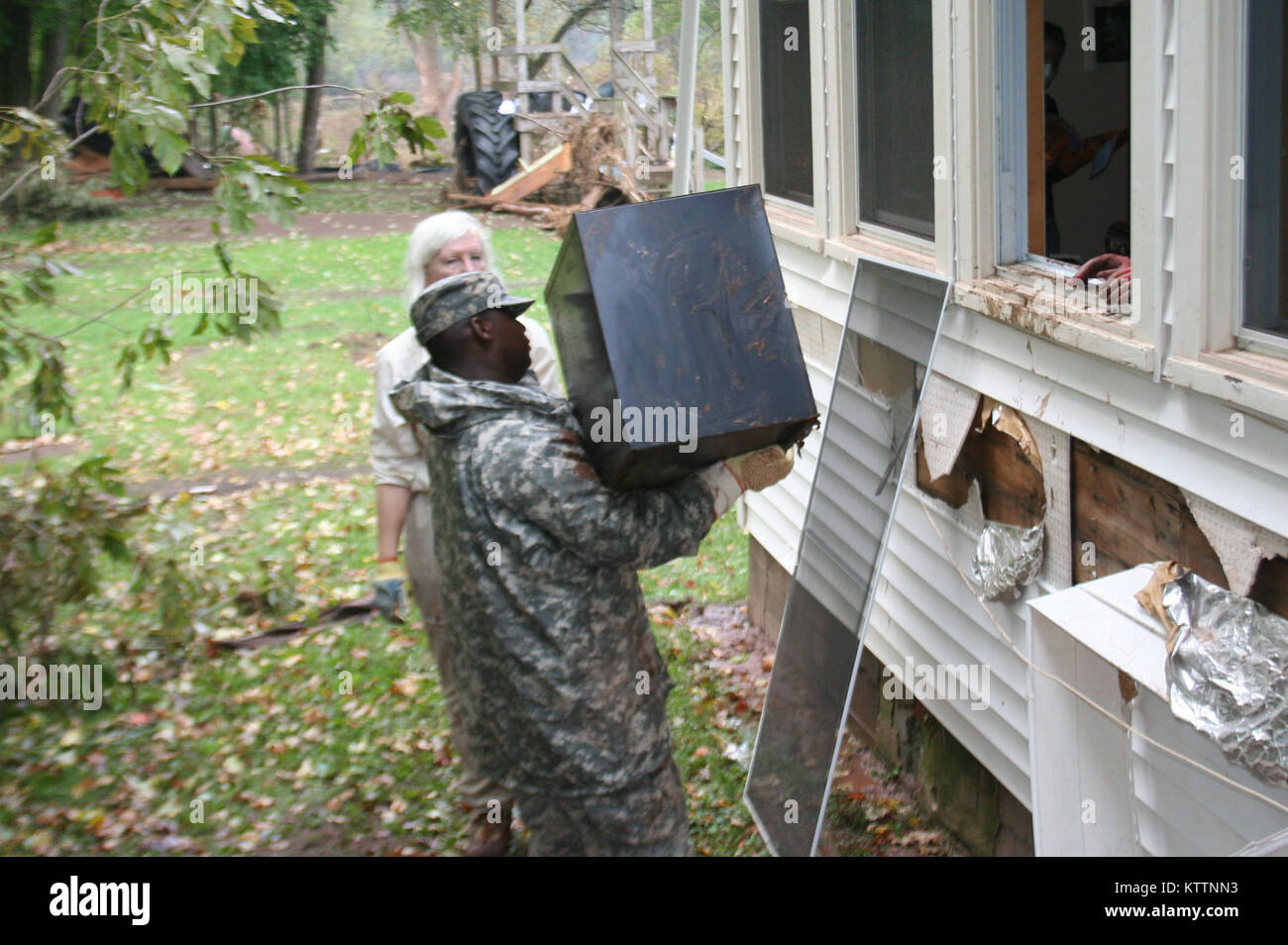 New York Esercito Nazionale soldati di guardia del segnale 101st battaglione volontari di piombo durante il "lavoro per il tuo prossimo" iniziativa in Prattsville, N.Y. Sett. 4. Foto di Lt. Col. Richard Goldenberg. full size Foto Stock