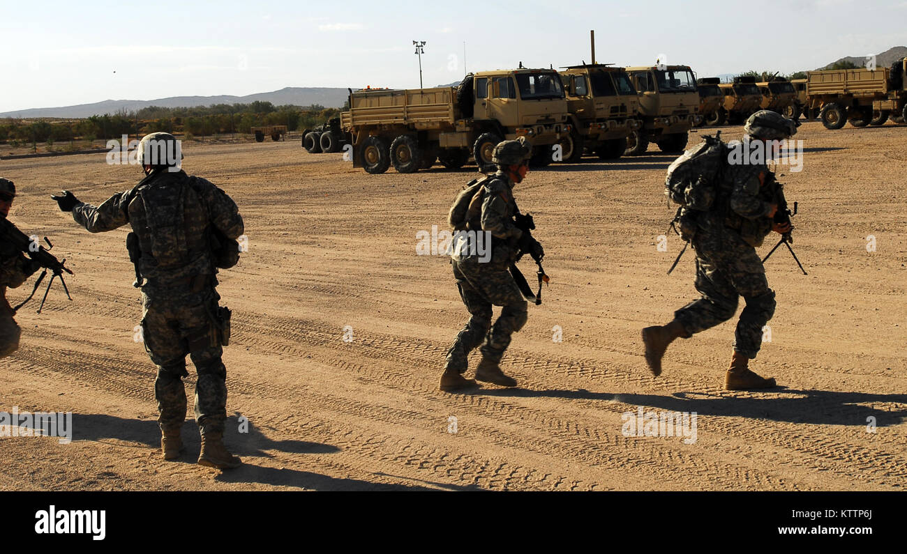 Centro Nazionale di allenamento, FORT IRWIN, California -- New York Esercito Nazionale soldati di guardia della società C, 2-108th fanteria condotta a reagire a punta di contatto qui Ott. 3. L'unità, basata in Gloversville, N.Y., è parte del ventisettesimo della brigata di fanteria combattere la squadra, che è la formazione qui come parte dei preparativi per la mobilitazione e la distribuzione in Afghanistan nei primi mesi del 2012. Circa 1.500 soldati sono attualmente pianificato per l'installazione. Stati Uniti Esercito foto di Sgt. 1. Classe Raymond Drumsta, 27 della brigata di fanteria combattere Team. (Rilasciato) Foto Stock