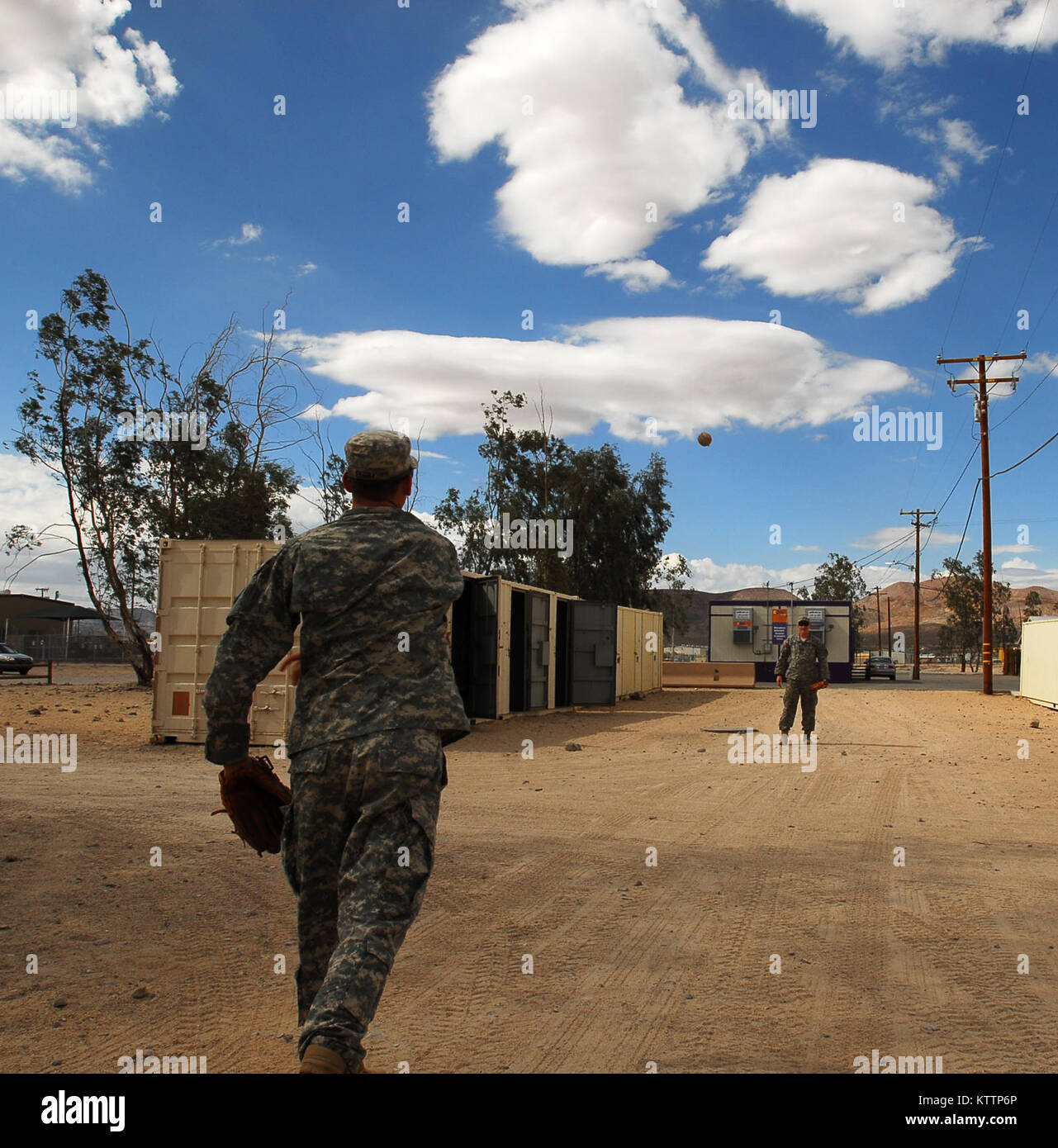 Centro Nazionale di allenamento, FORT IRWIN, CA - Spc. Charles Perry (sinistra) e SPC. Ryan Galbraith (a destra), sia di Hilton Head Island, S.C., prendere una pausa dai loro doveri per giocare qui di cattura Ott. 3. I soldati appartengono alla società B, 4-118th fanteria, Carolina del Sud la Guardia Nazionale, che è la formazione qui con il New York Esercito nazionale di guardia 27 della brigata di fanteria Team di combattimento. I soldati si stavano preparando i veicoli per un esercizio tattico le unità sarà in conduzione. Stati Uniti Esercito foto di Sgt. 1. Classe Raymond Drumsta, 27 della brigata di fanteria combattere Team. (Rilasciato) Foto Stock