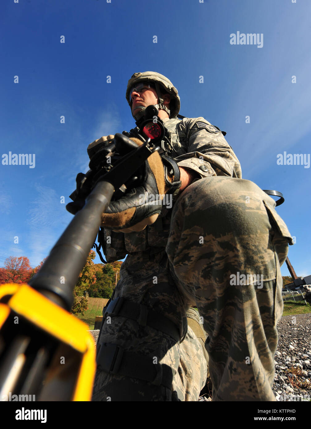 Stati Uniti Air Force Staff Sgt. Erik Kristensen, 823rd Base Defense Squadron fire team leader, prende un ginocchio mentre pattugliano un villaggio durante un esercizio a Camp Smith, N.Y., 28 ottobre 2011. Avieri del 823rd BDS e New York Air National Guard's 105a forze di sicurezza Squadron allenati insieme per una settimana e poi ha dovuto attuare tutto quello che hanno imparato in una 36 Ore di formazione sul campo un esercizio che li preparò per le future distribuzioni. (U.S. Air Force photo by Staff Sgt. Stephanie Mancha/rilasciato) Foto Stock