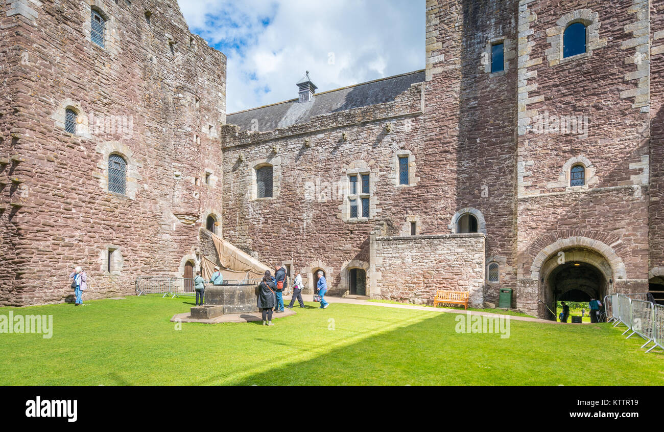 Doune Castle, roccaforte medievale nei pressi del villaggio di Doune, nel distretto di Stirling della Scozia centrale. Foto Stock