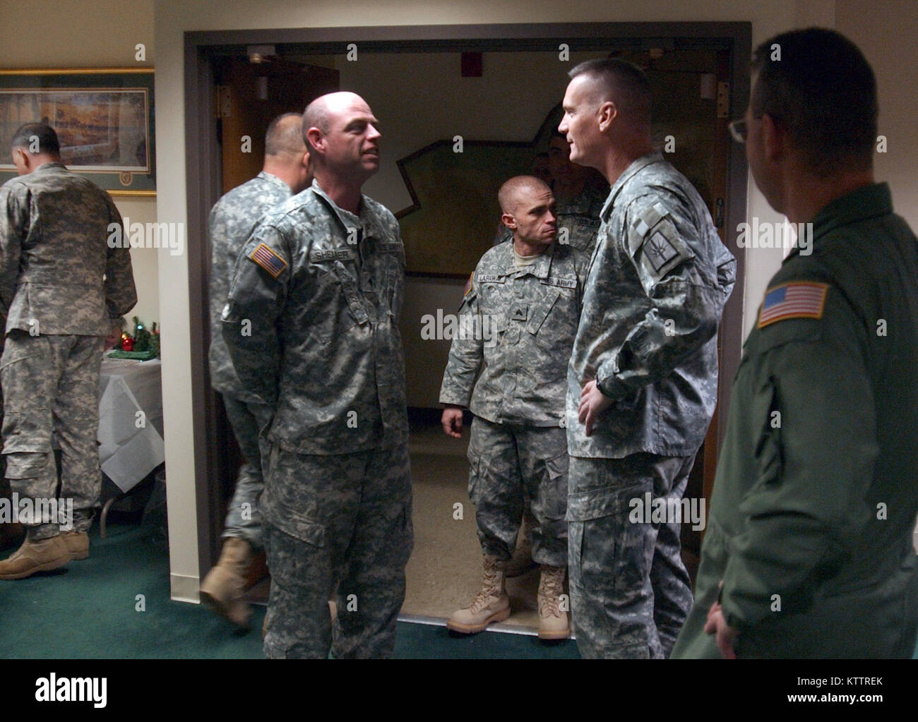 Il Mag. Gen. Patrick Murphy e Vice aiutante generale Brig. Gen. Anthony tedesco divisione saluto di militari e gli affari navali dipendenti durante i tag open house su 21 Dicembre 2011 presso la sede centrale a Latham, NY. Foto Stock