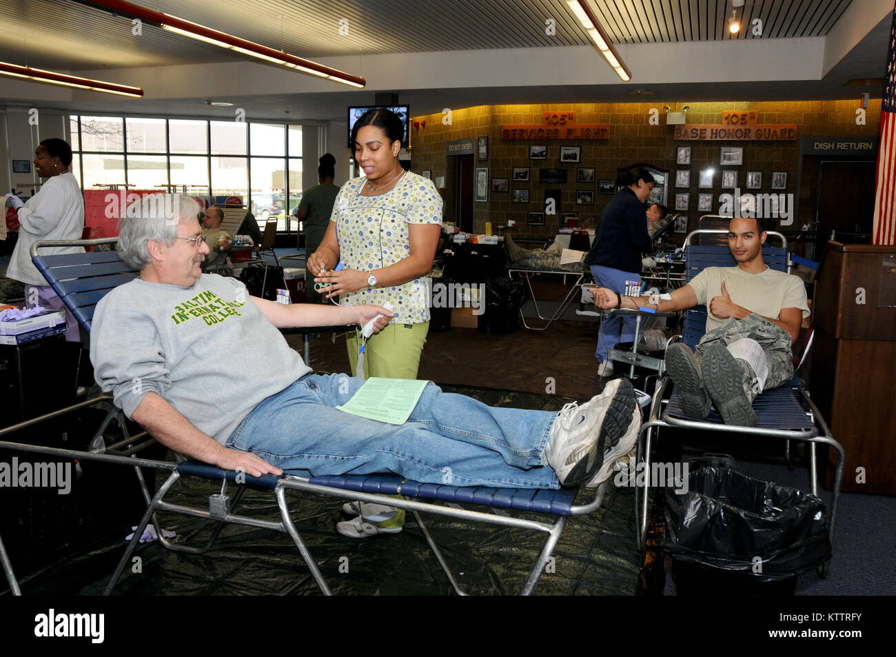 STEWART ANGB, N.Y. -Ed Buscemi, tecnico civile, la donazione di cellule rosse del sangue via ALYX all'holiday blood drive, Dic 23, 2011. (Guardia Nazionale Foto di Tech. Sgt. Michael OHalloran) Foto Stock