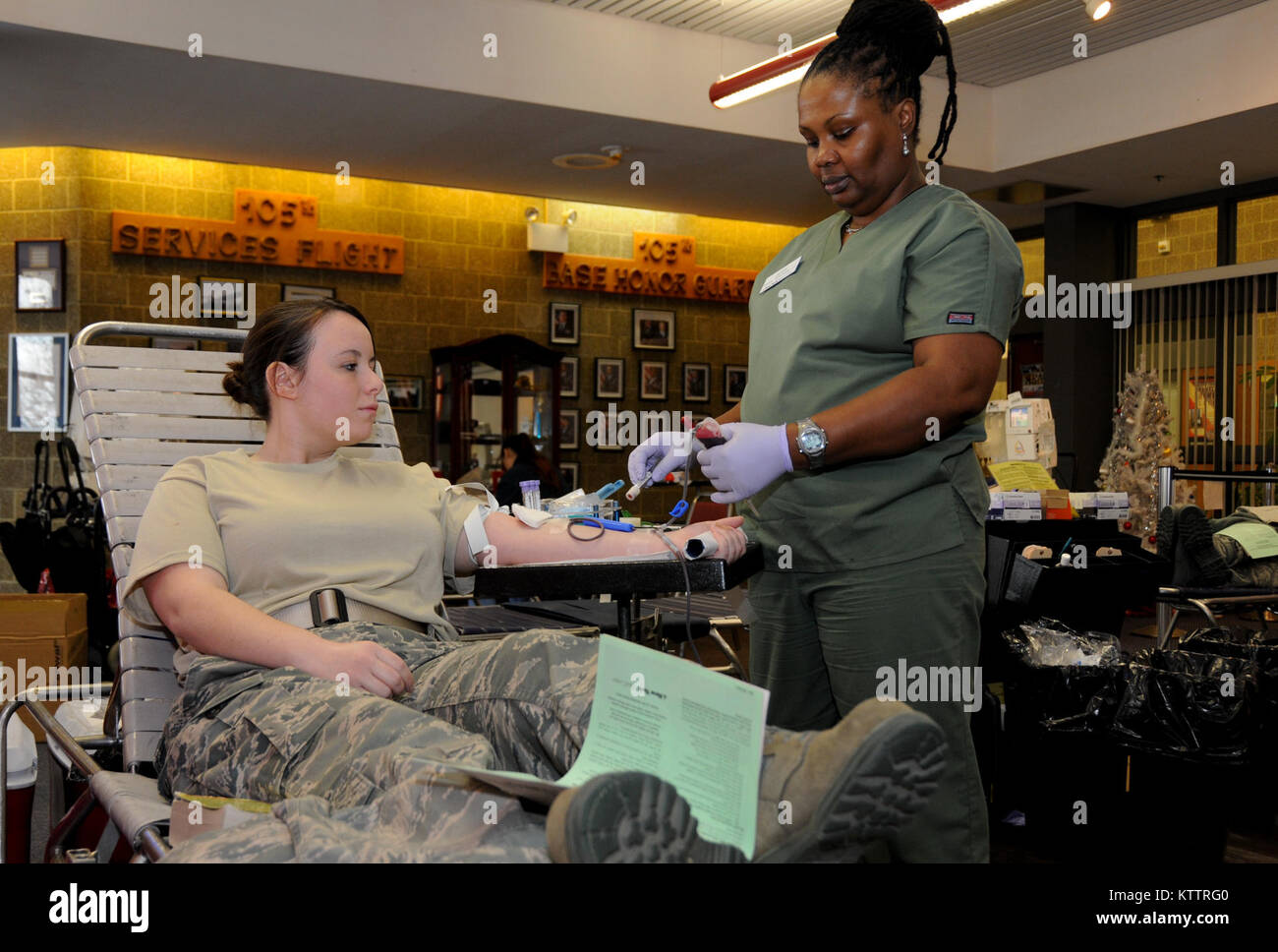 STEWART ANGB, N.Y. -Tecnico Judy preps A1C Deanna De Laura per la sua donazione di sangue alla vacanza blood drive, Dic 23, 2011. (Guardia Nazionale Foto di Tech. Sgt. Michael OHalloran) Foto Stock