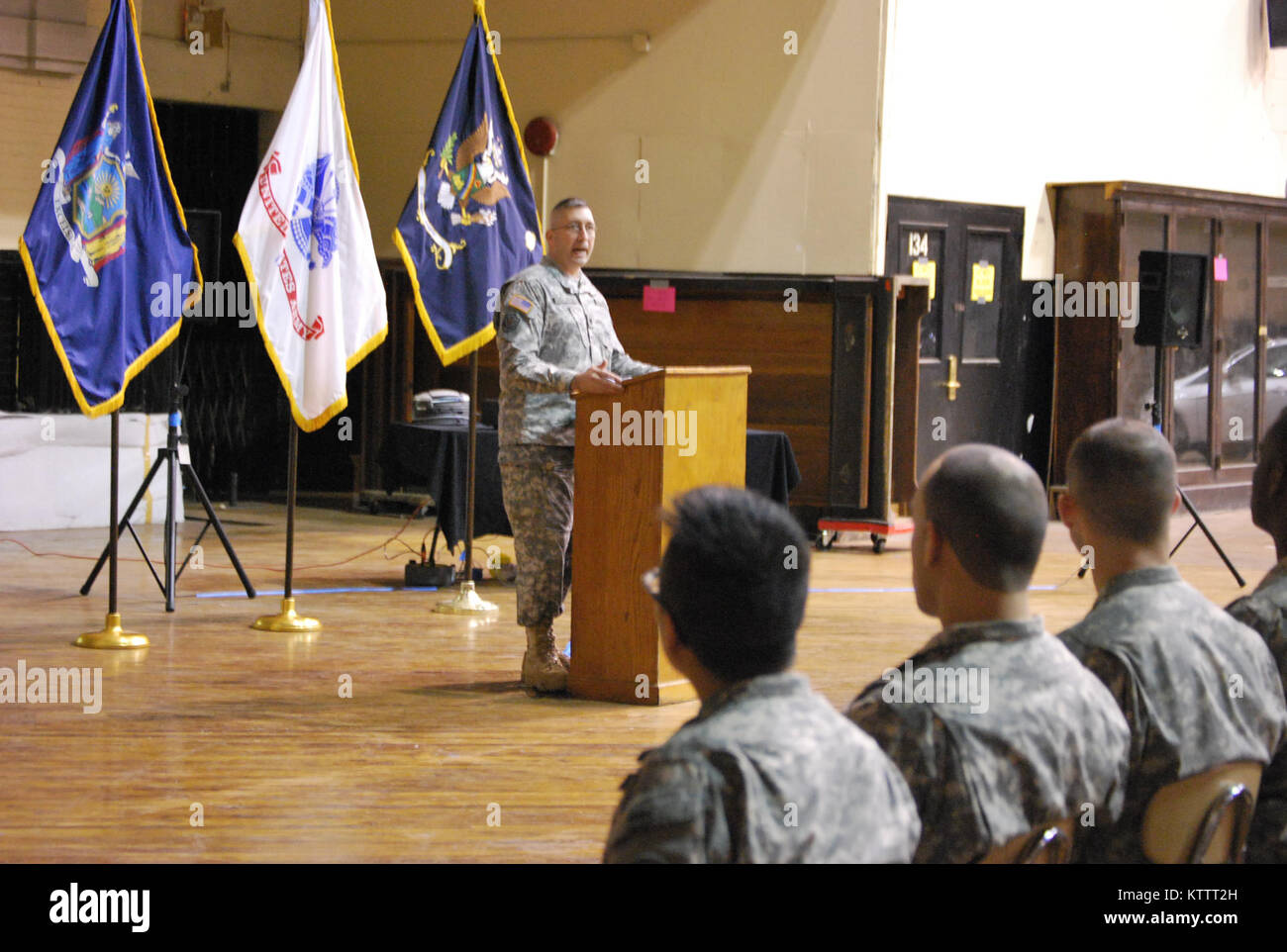 NEW YORK--Lt. Col. James Gonyo, sessantanovesima reggimento comandante di brigata, parla con i familiari e i soldati della società Eco 2-108th durante una cerimonia di congedo a Lexington Ave. armory nella città di New York, 28 gennaio. I soldati sono slated per distribuire in Kuwait a sostegno dell'Operazione Iraqi Freedom dopo mesi di pre-formazione di implementazione. Foto Stock