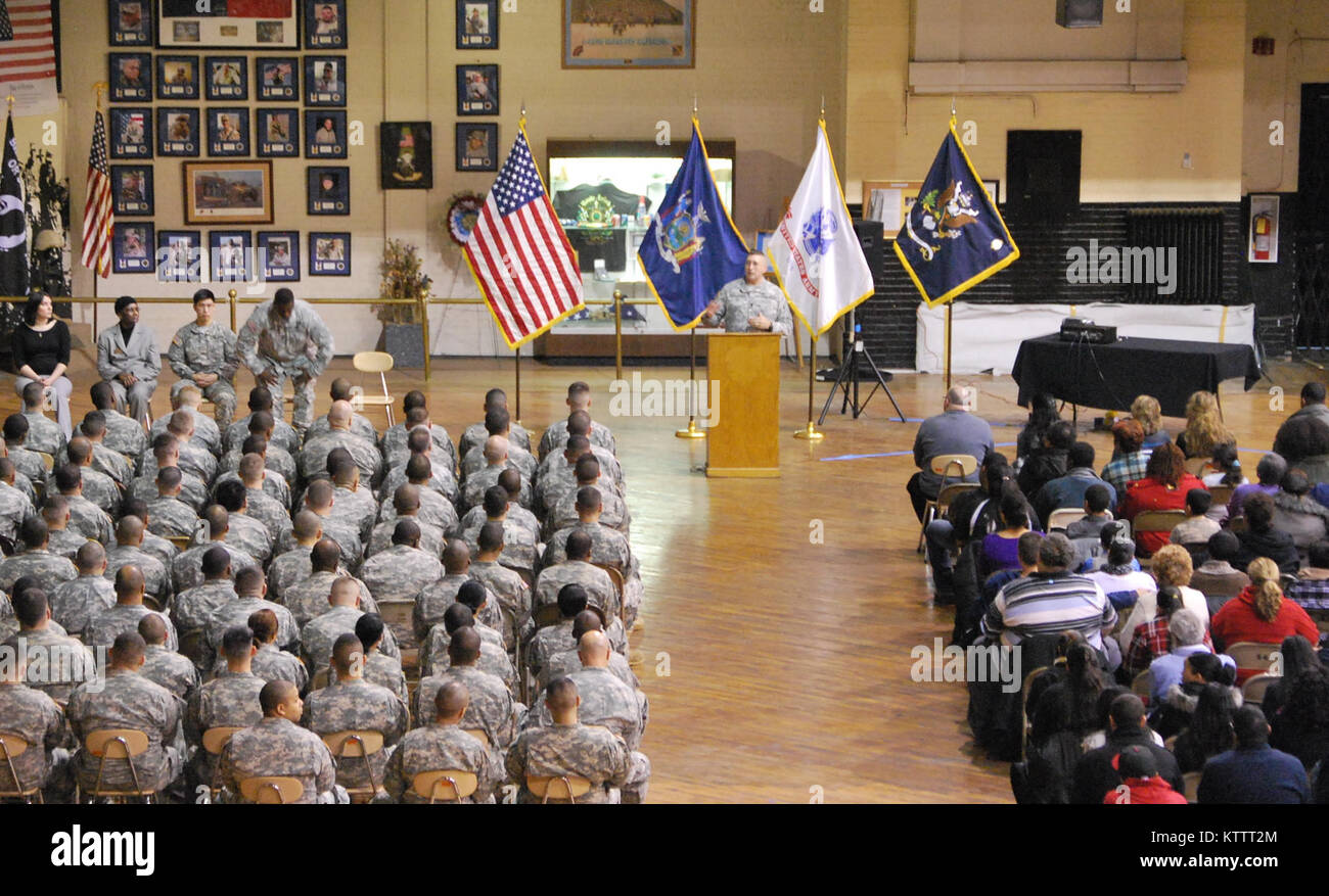 NEW YORK-Lt. Col. James Gonyo, sessantanovesima reggimento comandante di brigata, parla con i familiari e i soldati della società Eco 2-108th durante una cerimonia di congedo a Lexington Ave. armory nella città di New York, 28 gennaio. I soldati sono slated per distribuire in Kuwait a sostegno dell'Operazione Iraqi Freedom dopo mesi di pre-formazione di implementazione. Foto Stock