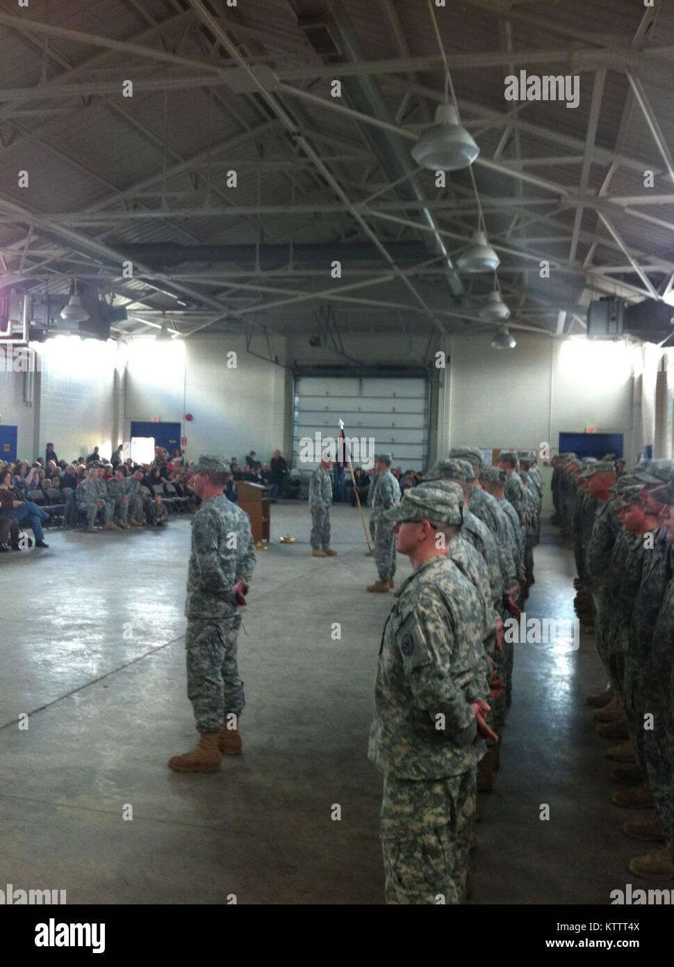 D/2/108, noto come "il cacciatorpediniere", stand in formazione durante il loro nastro giallo cerimonia Jan 29, 2012, a Ithaca NY National Guard armory. L'unità, parte del ventisettesimo BCT, sarà la distribuzione a sostegno di OEF. Foto di MAJ Ben Tupper, 42nd ID PAO Foto Stock