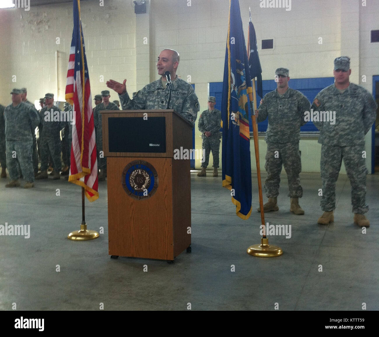 LTC Chris Ciccone, Asst. Capo del personale /G2, 42nd ID, offre un messaggio a nome del comandante generale del quarantaduesimo ID, per i membri di D/2/108, 27 BCT, e le loro famiglie durante il nastro giallo cerimonia tenutasi il 29 gennaio 2012 all'Ithaca Armory, NY. Foto di MAJ Ben Tupper, 42nd ID PAO Foto Stock