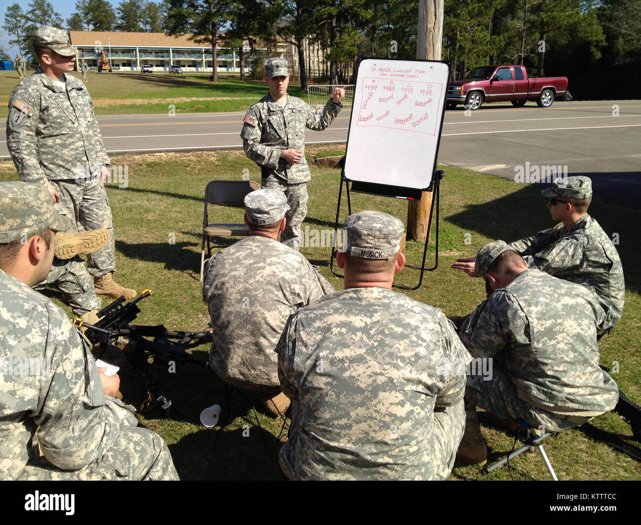 CAMP SHELBY, MS -- New York Esercito Nazionale soldati di guardia Spc. Brendon Hewson, destra e Staff Sgt. Jason Whitman, sinistra, insegnare a una squadra di arma automatica (SAW) classe gunnery qui nel febbraio 6. I soldati appartengono a C Company, 2-108th Fanteria di xxvii della brigata di fanteria combattere Team. I soldati del Gloversville basata sulla società si stanno preparando a distribuire oltremare con la brigata. Foto Stock