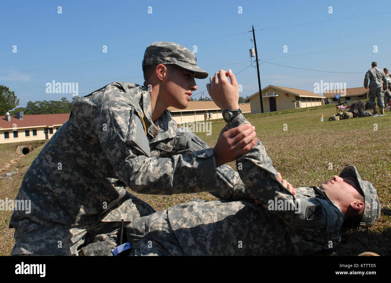 CAMP SHELBY, MS -- soldati di una società, 4-118esimo battaglione di fanteria trattare la simulazione di incidenti durante un combattimento ancora di salvezza di classe qui Feb. 9. Combattere Lifesavers sono non-medical soldati che forniscono misure salvavita come una missione secondaria come loro principale e missioni di combattimento permettono. Il battaglione è parte del ventisettesimo della brigata di fanteria combattere Team e le truppe della brigata sono qui preparando a distribuire all'estero. (Foto di Sgt. Prima Classe Raymond Drumsta, 27 IBCT Affari pubblici) Foto Stock