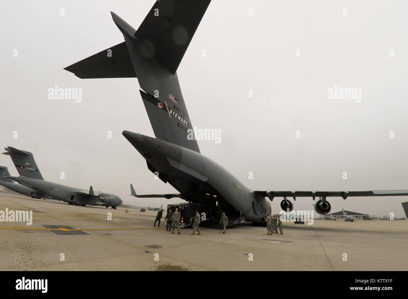 STEWART ANGB NEWBURGH, N.Y. --105th Airlift Wing loadmasters, porta antenna personale e il New York La Guardia Nazionale 2a sostegno civile Il personale del team treno insieme in su il caricamento e lo scarico del pacchetto di risposta di veicoli a bordo di una C-17 Globemaster III, Marzo 21, 2012. (Guardia Nazionale foto di Tech. Sgt. Michael OHalloran) (rilasciato) Foto Stock