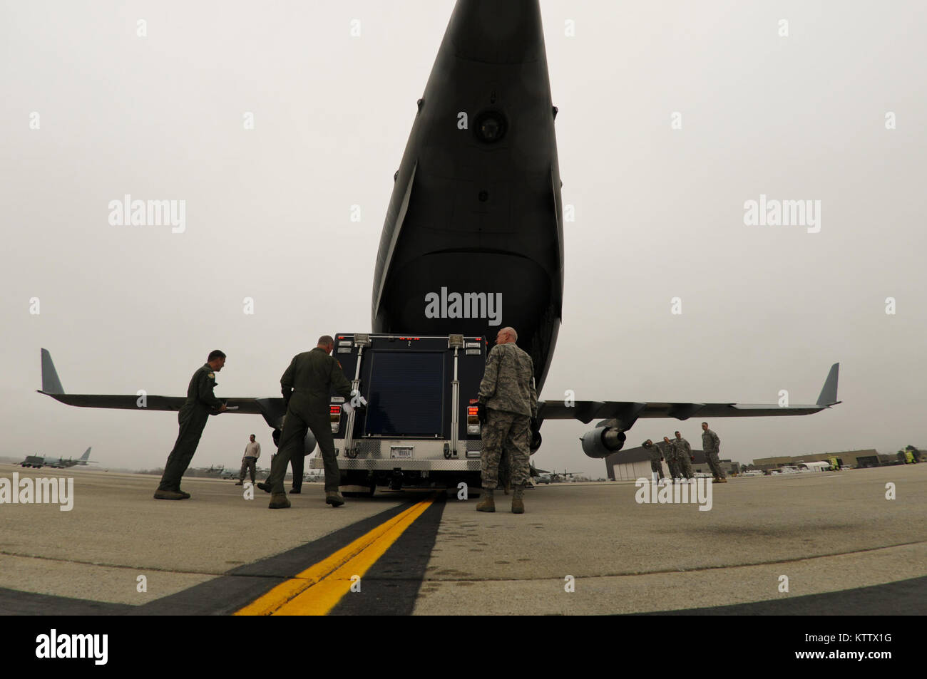 STEWART ANGB NEWBURGH, N.Y. --105th Airlift Wing loadmasters, porta antenna personale e il New York La Guardia Nazionale 2a sostegno civile Il personale del team, treno insieme in su il caricamento e lo scarico del pacchetto di risposta di veicoli a bordo di una C-17 Globemaster III, Marzo 21, 2012. (Guardia Nazionale foto di Tech. Sgt. Michael OHalloran) (rilasciato) Foto Stock