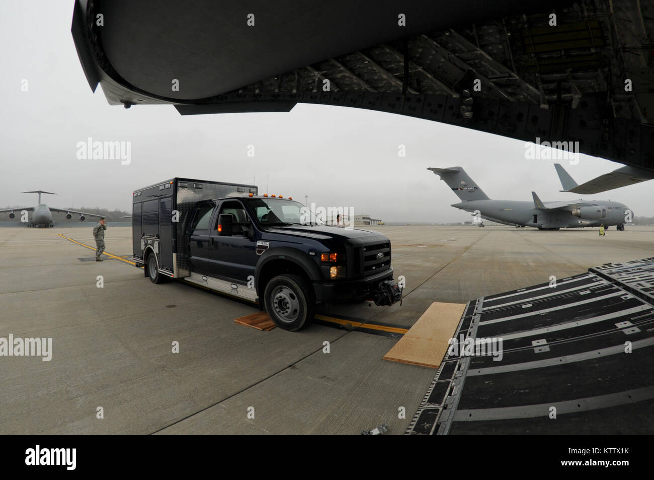 STEWART ANGB NEWBURGH, N.Y. --105th Airlift Wing loadmasters, porta antenna personale e il New York La Guardia Nazionale 2a sostegno civile Il personale del team, treno insieme in su il caricamento e lo scarico del pacchetto di risposta di veicoli a bordo di una C-17 Globemaster III, Marzo 21, 2012. (Guardia Nazionale foto di Tech. Sgt. Michael OHalloran) (rilasciato) Foto Stock