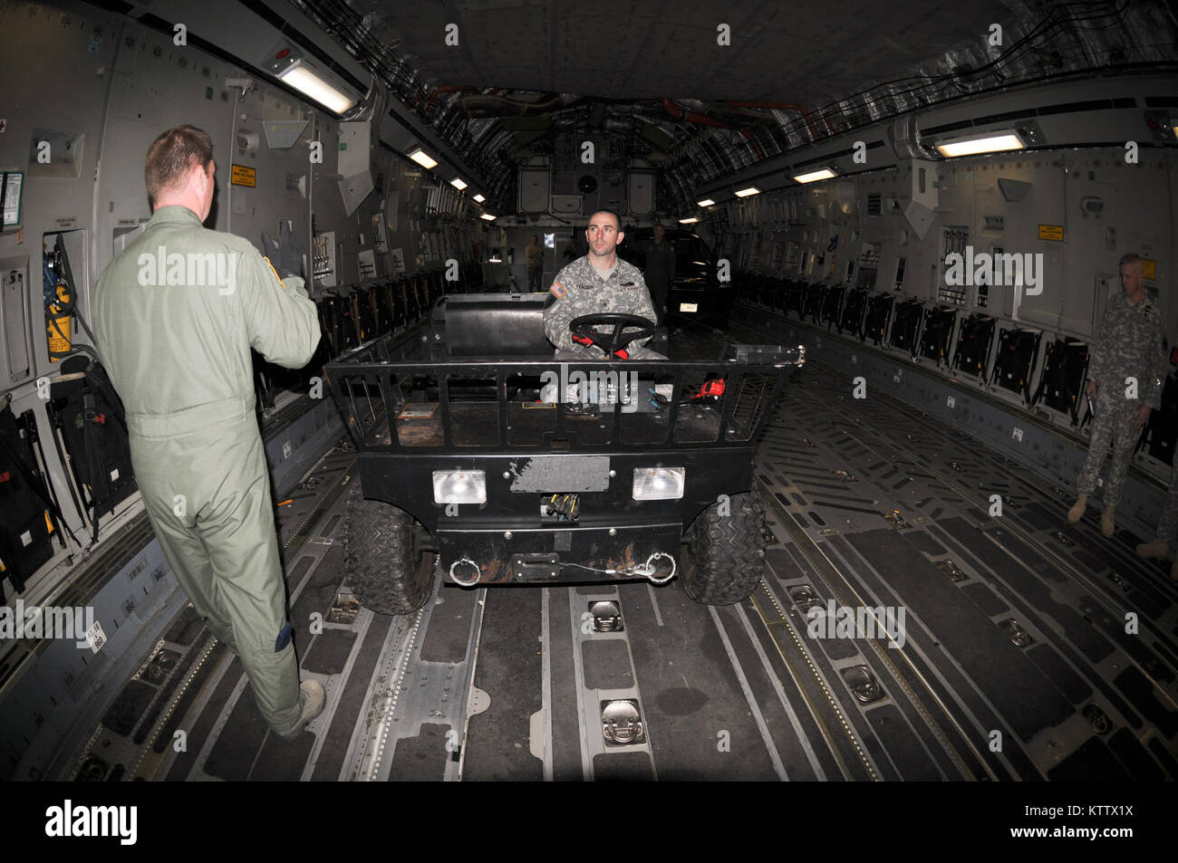 STEWART ANGB NEWBURGH, N.Y. -- Sotto la direzione di un 105AW loadmaster, Staff Sgt. Yeager, 2 CST NYARNG, appoggia un ATV nella stiva di un C-17 Globemasters come 105Airlift Wing e membri del N.Y. Esercito Nazionale Guardia caricamento pratica il loro pacchetto di risposta 31 Mar. 2012l. (Guardia Nazionale foto di Tech. Sgt. Michael OHalloran) (Release Foto Stock