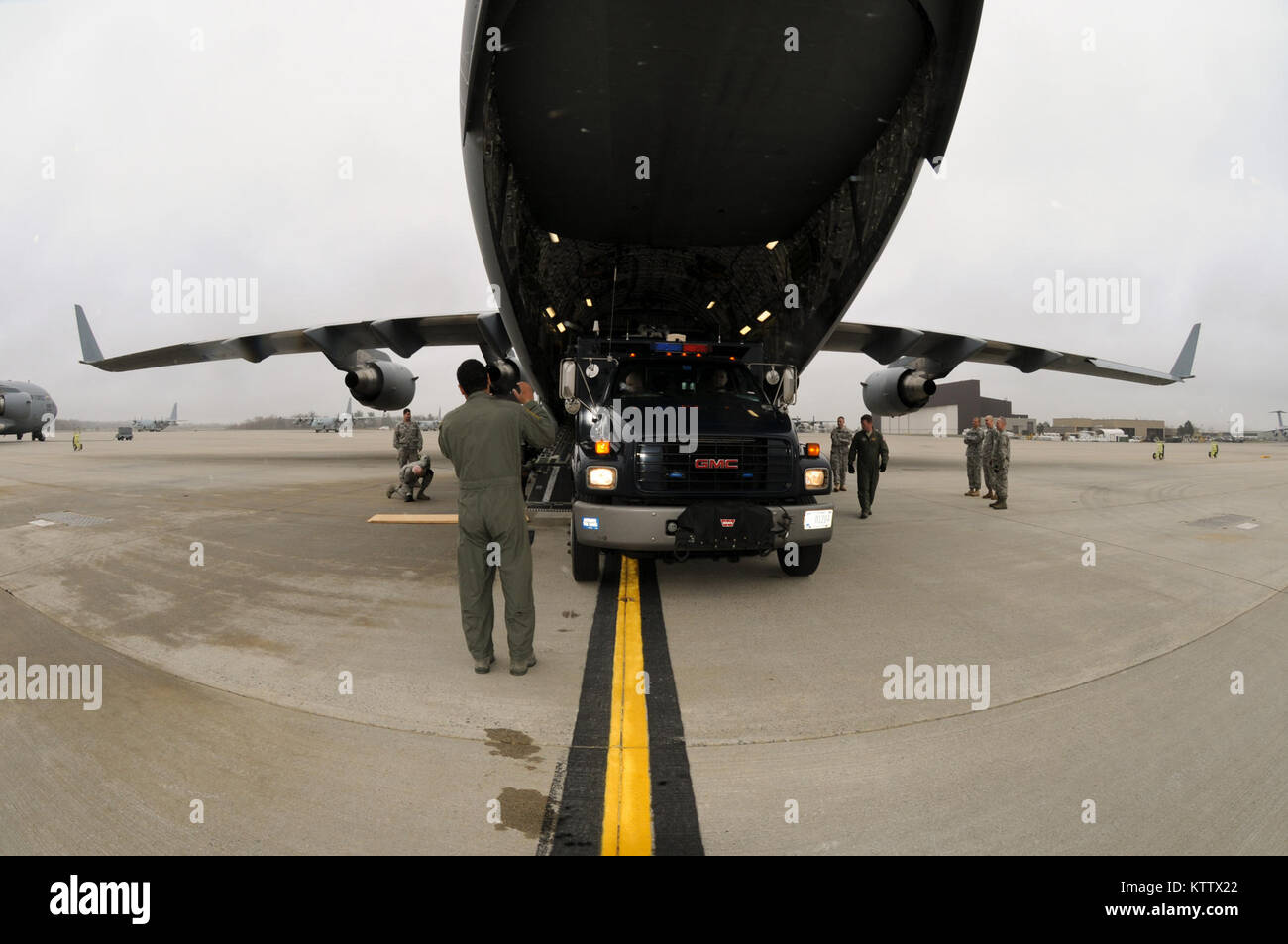 STEWART ANGB NEWBURGH, N.Y. -- 105° Airlift Wing loadmasters, porta antenna personale e membri della New York National Guard 2° civile il Team di supporto di carico pratica il loro pacchetto di risposta i veicoli a bordo di una C-17 Globemaster III, Marzo 21, 2012. (Guardia Nazionale foto di Tech. Sgt. Michael OHalloran) (rilasciato) Foto Stock