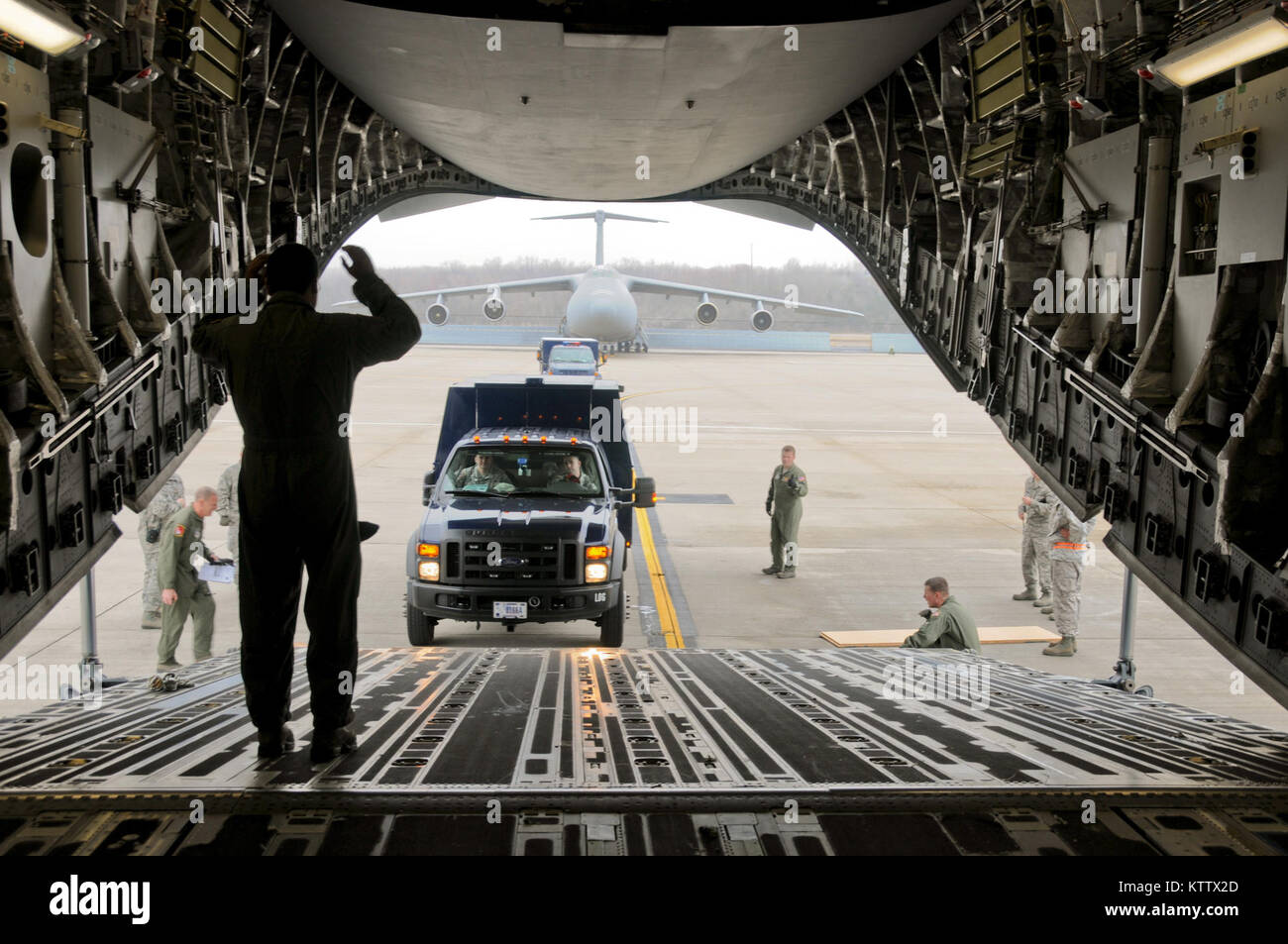 STEWART ANGB NEWBURGH, N.Y. -- Un loadmaster guide una unità durante le operazioni di caricamento come 105Airlift Wing loadmasters, antenna personale porta insieme con i membri della New York National Guard 2° civile il Team di supporto di carico pratica il loro pacchetto di risposta i veicoli a bordo di una C-17 Globemaster III, Marzo 21, 2012. (Guardia Nazionale foto di Tech. Sgt. Michael OHalloran) (rilasciato) Foto Stock