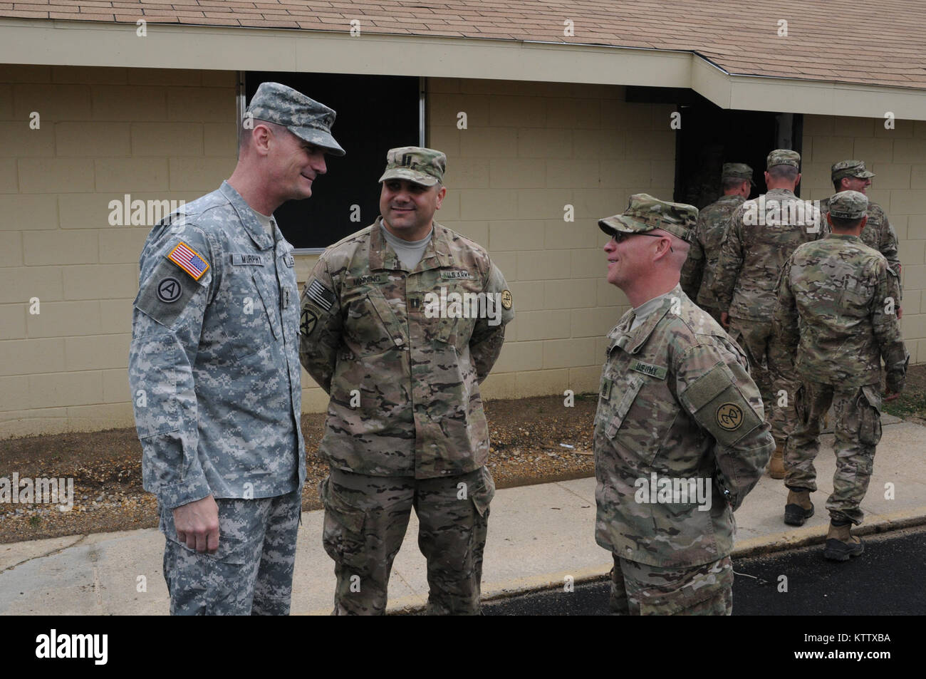 Da sinistra, il Mag. Gen. Patrick Murphy colloqui con il cap. Giuseppe e Minning 1 Sgt. Ronald Patterson del 2-108esimo battaglione di fanteria, 27 IBCT, durante una visita a Camp Shelby forze congiunte Training Center. (U.S. Foto dell'esercito da Staff Sgt. Kenny Hatten, CSJFTC Affari pubblici-rilasciato). Foto Stock