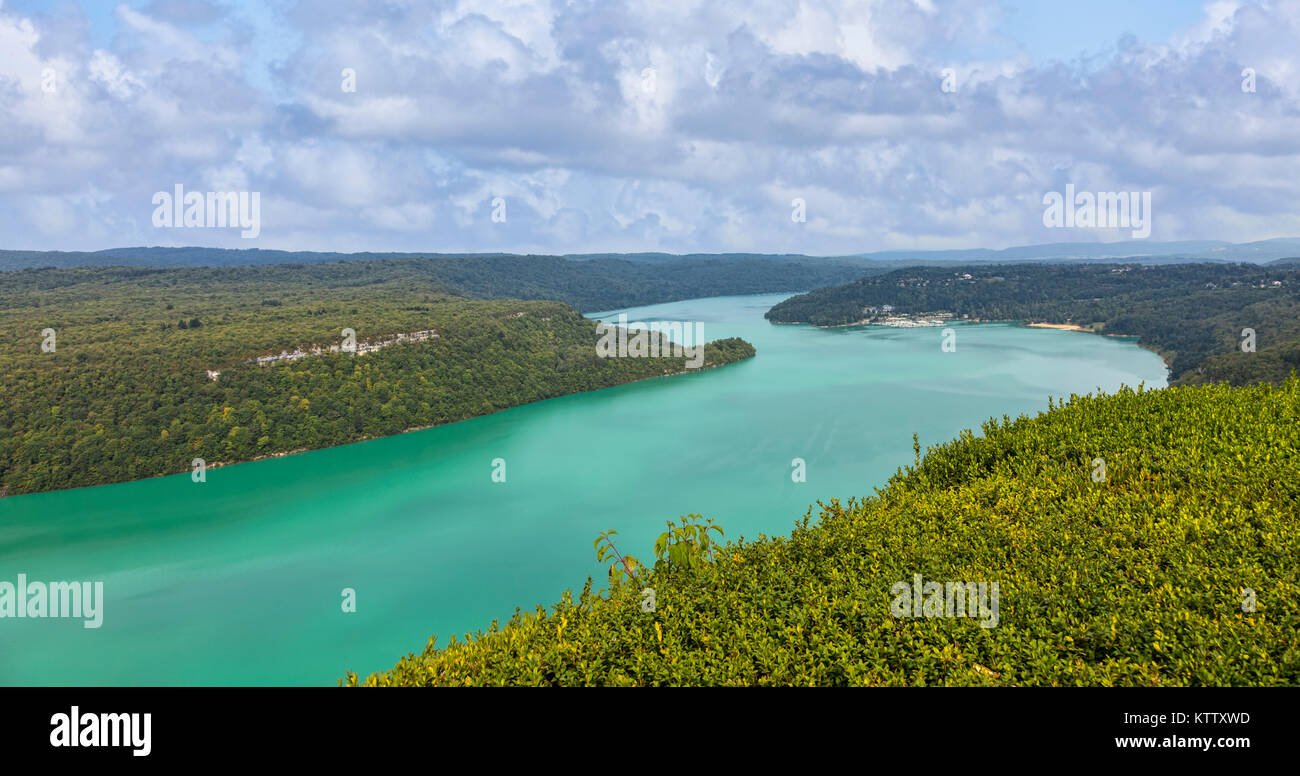 Immagine del Lago Vouglans sul fiume Ain nel Giura, Francia. Foto Stock