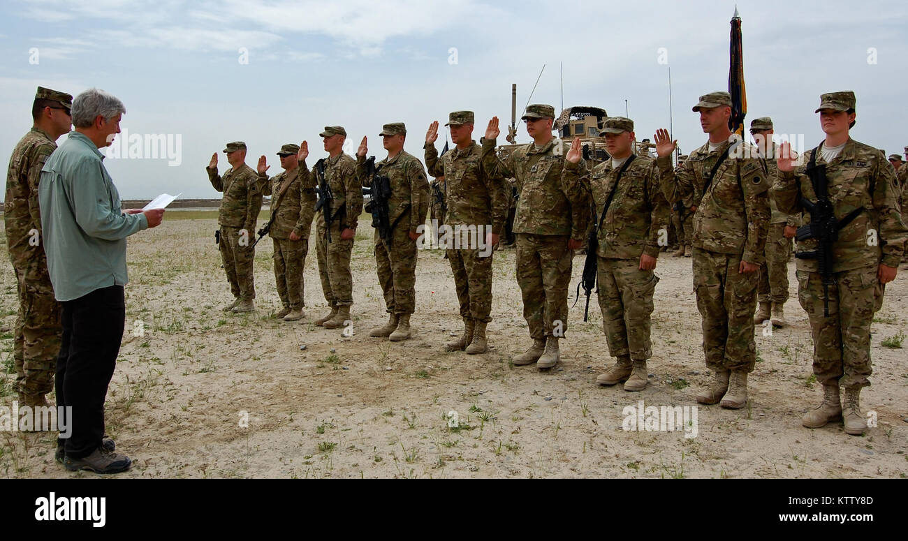 Michigan Gov. Rick Snyder legge il giuramento di arruolamento per un gruppo di soldati del primo battaglione, centoventicinquesimo Reggimento di Fanteria, 37th della brigata di fanteria combattere la squadra, Aprile 19, 2012 durante una visita di trasmettere una base operativa Kunduz, Afghanistan. Il regolatore è stato in visita a Michiganders come parte di un dipartimento della difesa finanziato programma. Egli 1-125th è un esercito del Michigan Guardia Nazionale unità distribuite a nord dell'Afghanistan a sostegno della Forza internazionale di assistenza alla sicurezza. ISAF RC-Nord supporta forze di sicurezza nazionali afgane in stretto coordinamento e collaborazione nel fornire sicurezza e disrupti Foto Stock