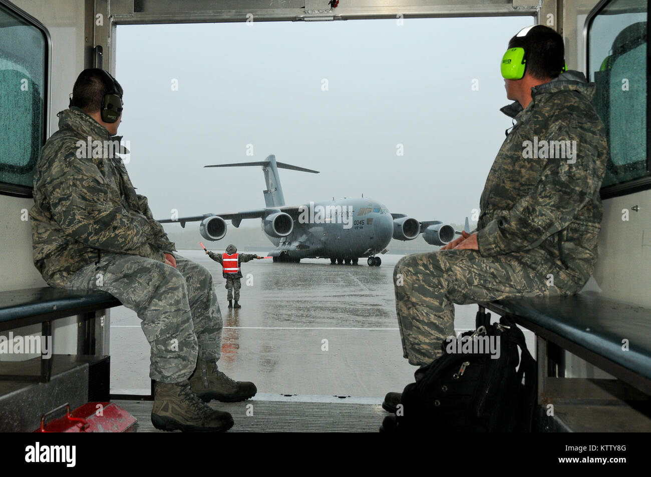 STEWART ANGB NEWBURGH, N.Y. -105th manutentori guardando un 17 Globemaster III, taxi fuori per una tarda mattina volo ott. 19, 2012. (Guardia Nazionale foto di Tech. Sgt. Michael OHalloran) (rilasciato) Foto Stock